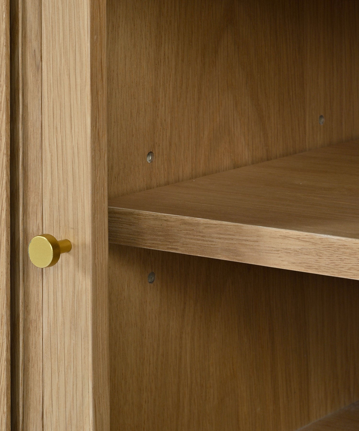 内部の棚板は30mm間隔で調整できます。