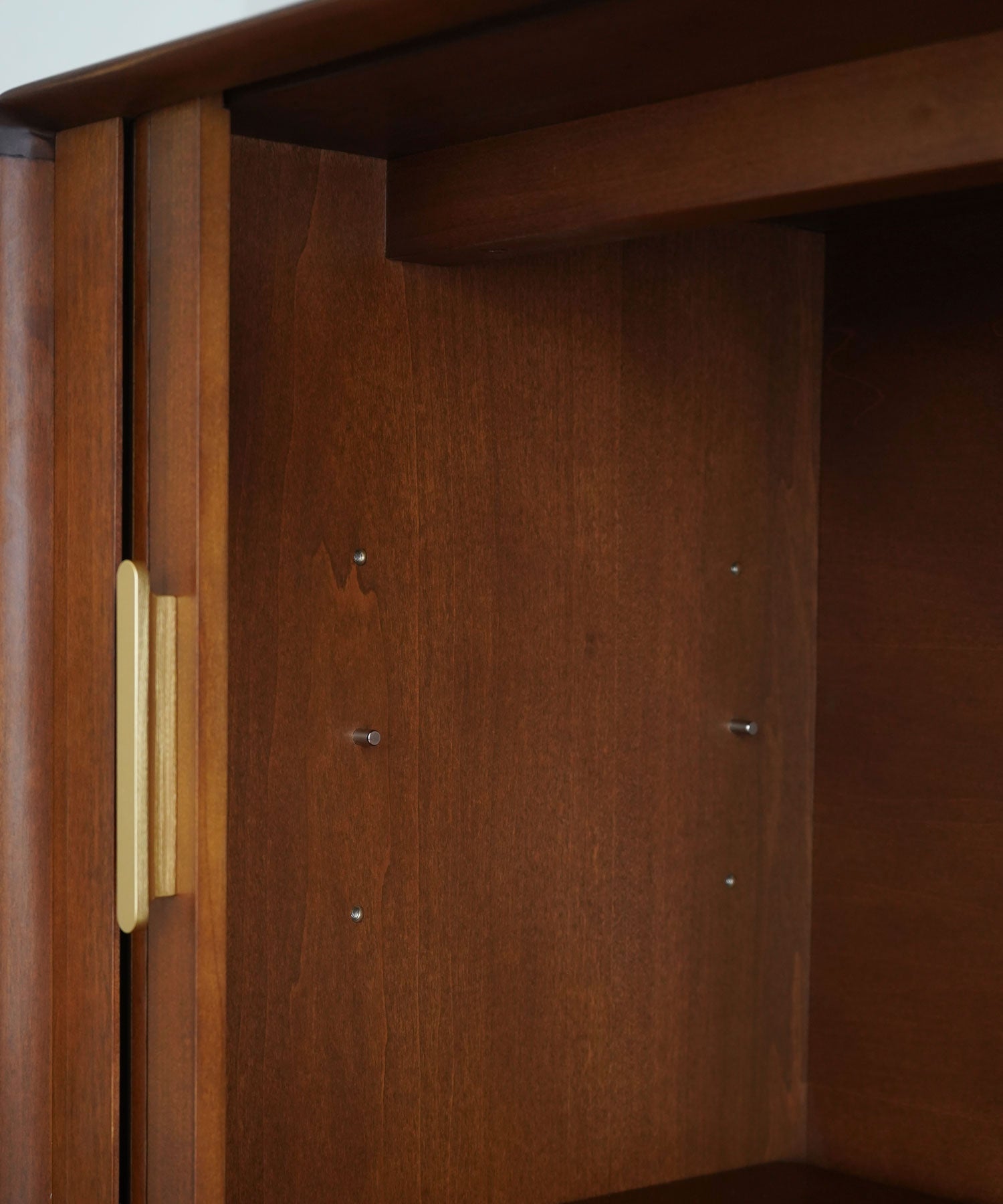 内部の棚板は65mm間隔で調整できます。