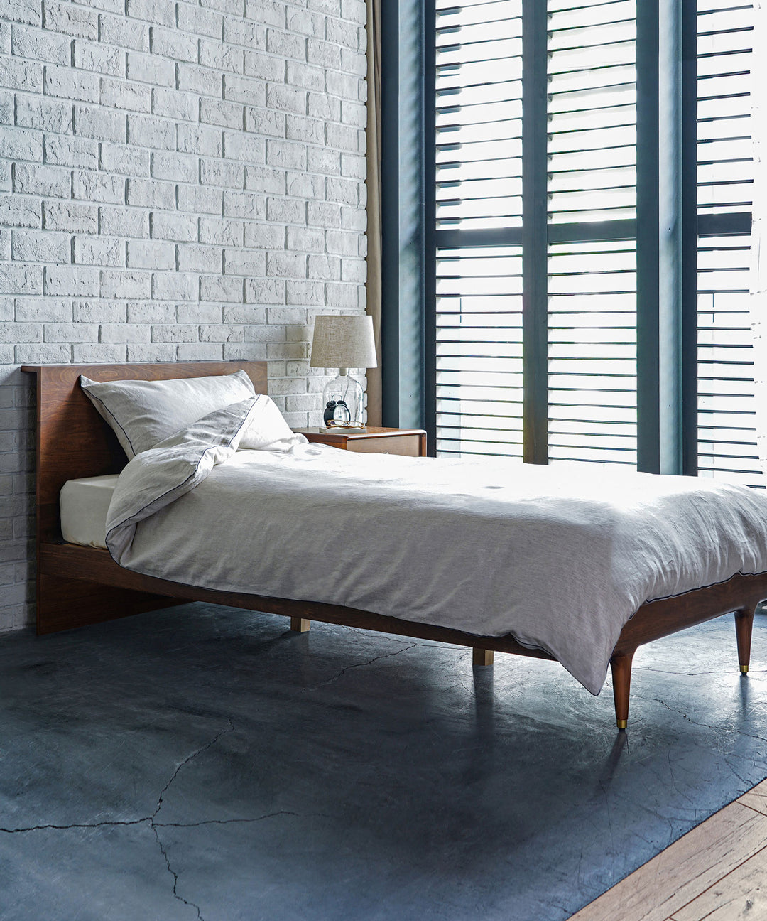 JULIE ベッドフレーム ダークブラウン - 北欧ヴィンテージ