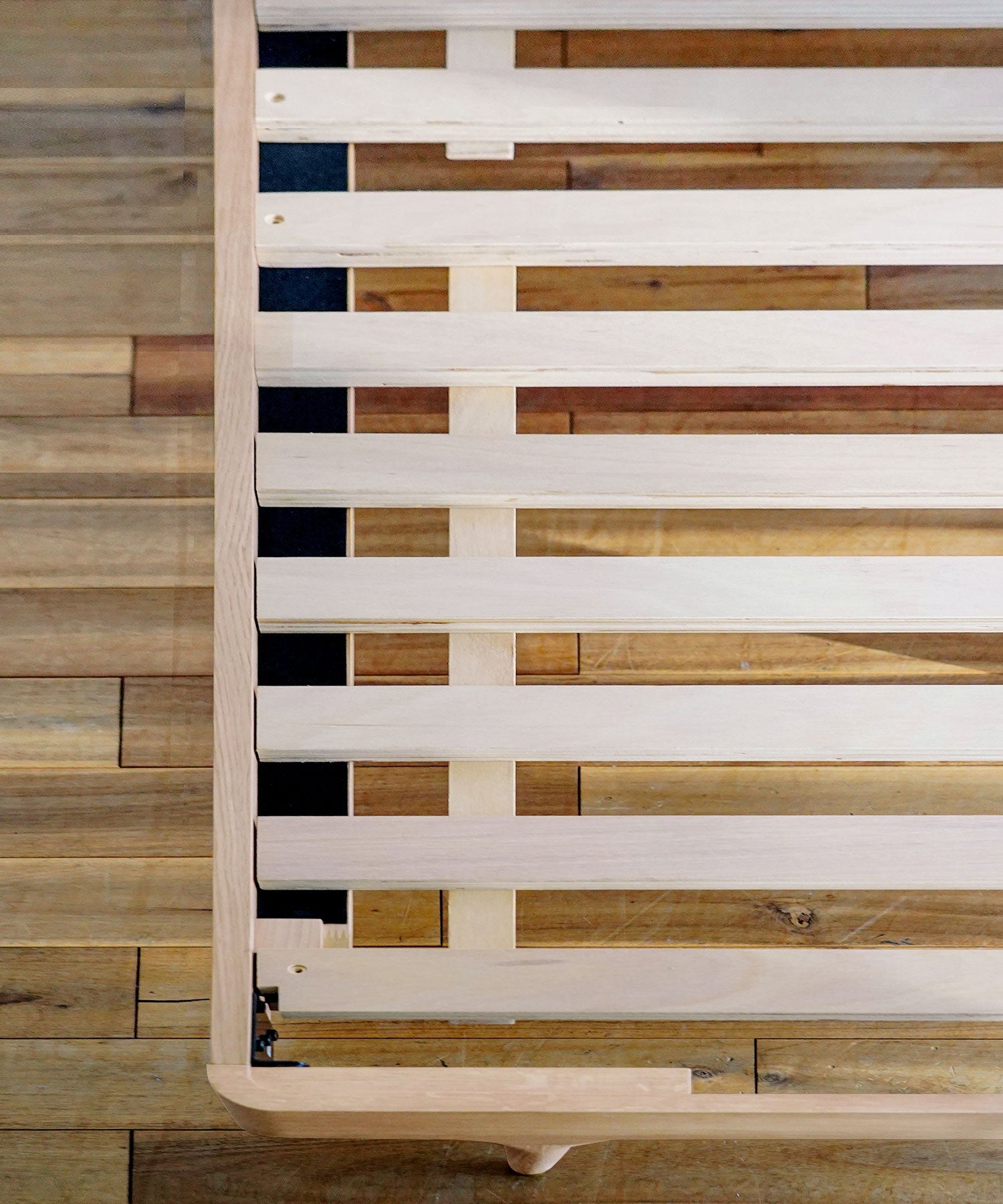 ねじ止め箇所を削減することで、組立時間短縮に。