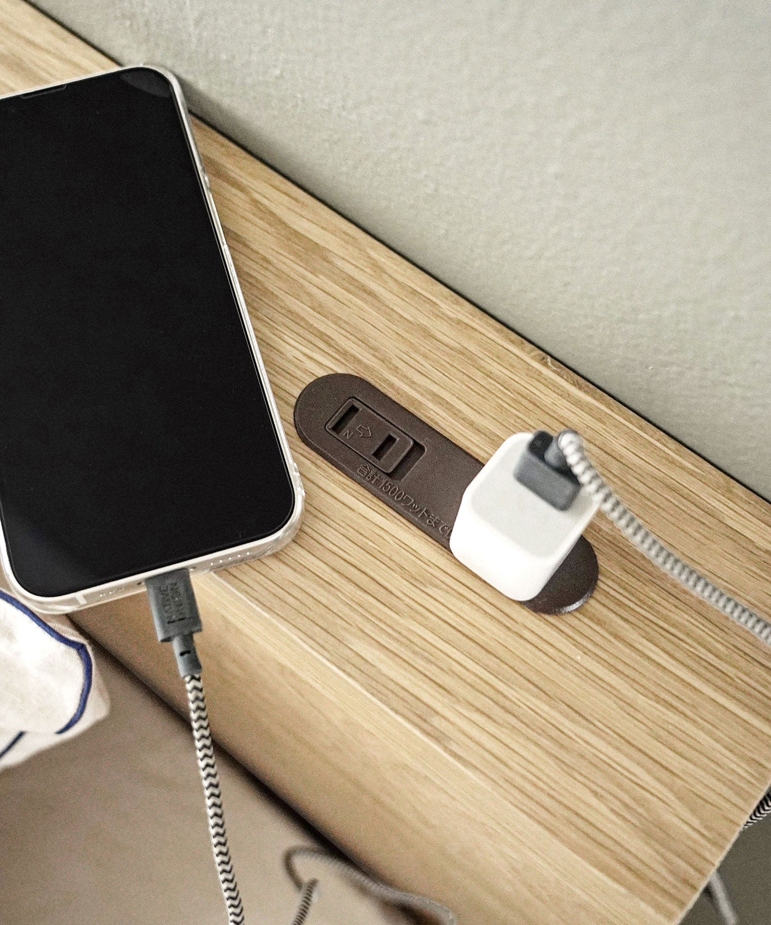 ヘッドボード上にはコンセント付き。10cmの奥行きもあるので、スマホや時計を置くのにも便利です。