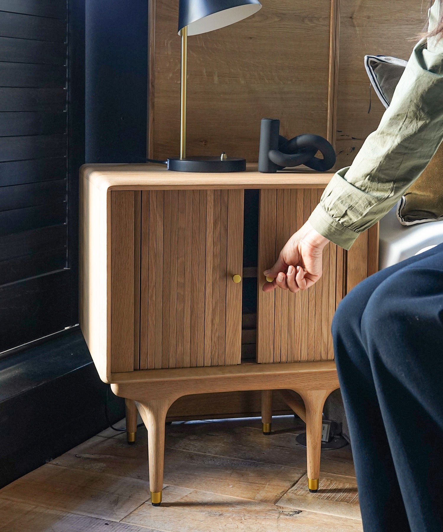 手前に開閉スペースがいらないので、寝室でもコンパクトに使えます。