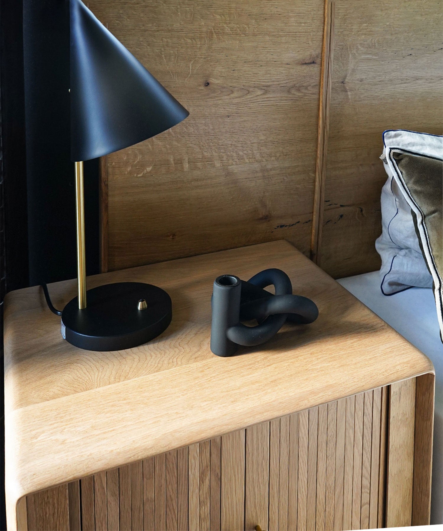 【予約商品・12月中旬入荷予定】JULIE 2DOOR BEDSIDE TABLE WHITE OAK