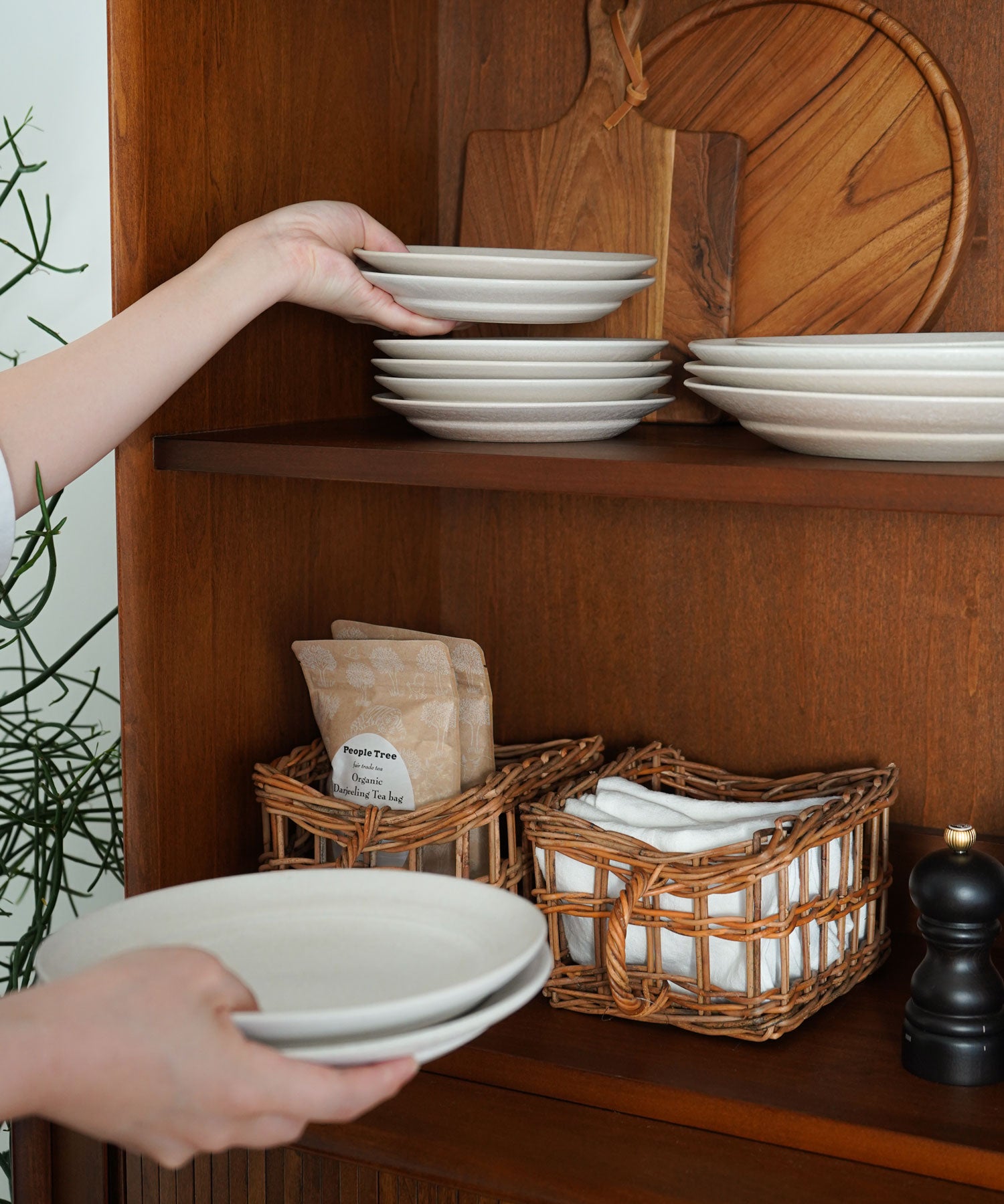 奥行があるので食器類もしまえます。