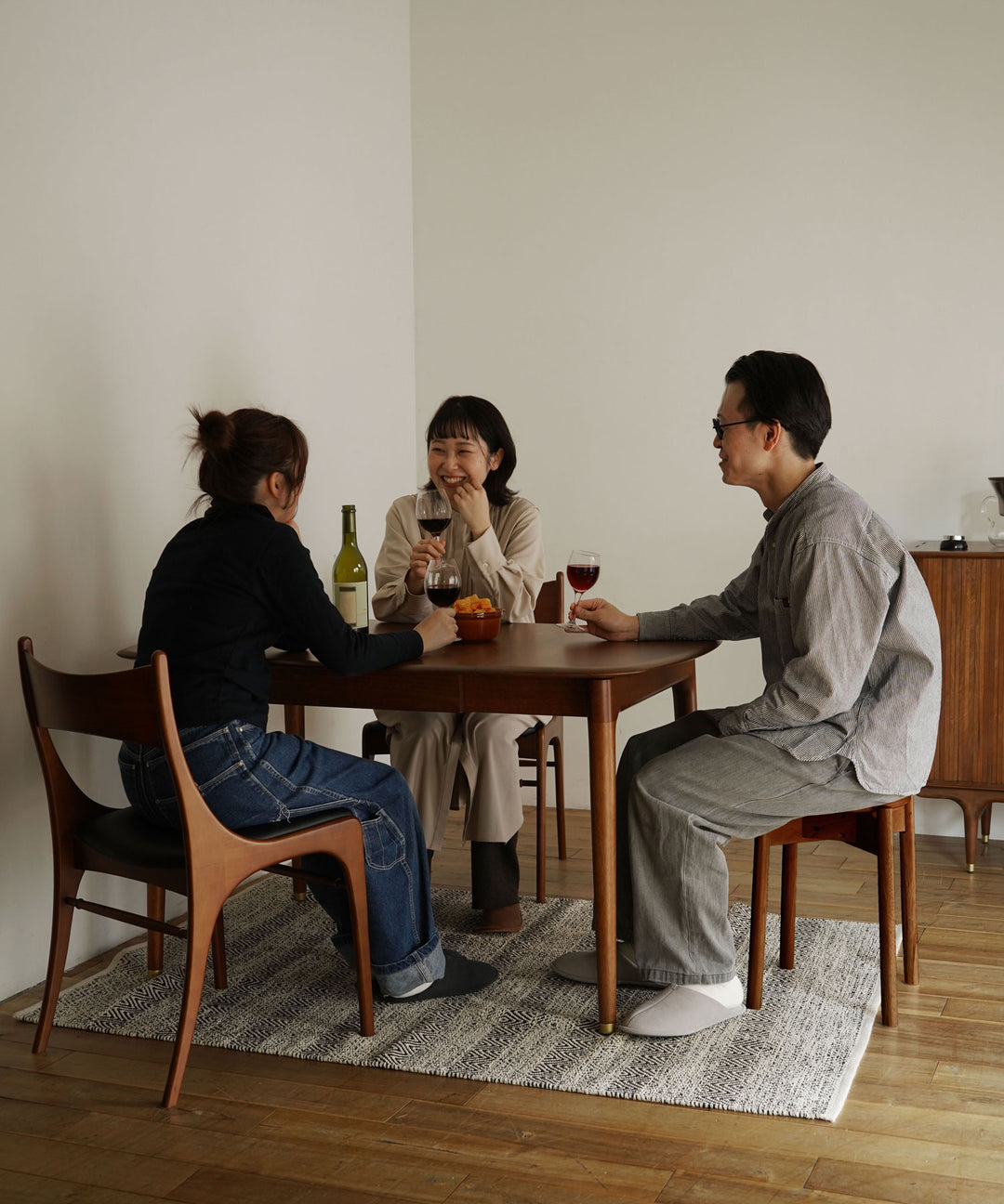 JULIE バタフライ ダイニングテーブル｜北欧デザインと伸長機能が融合