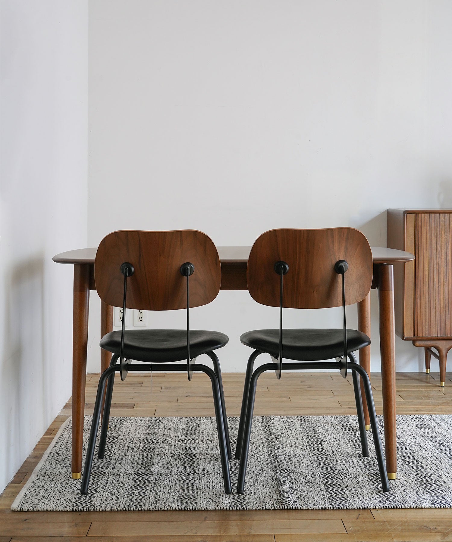 コンパクトな椅子であれば、脚部内側に最大4脚まで収めることが可能。