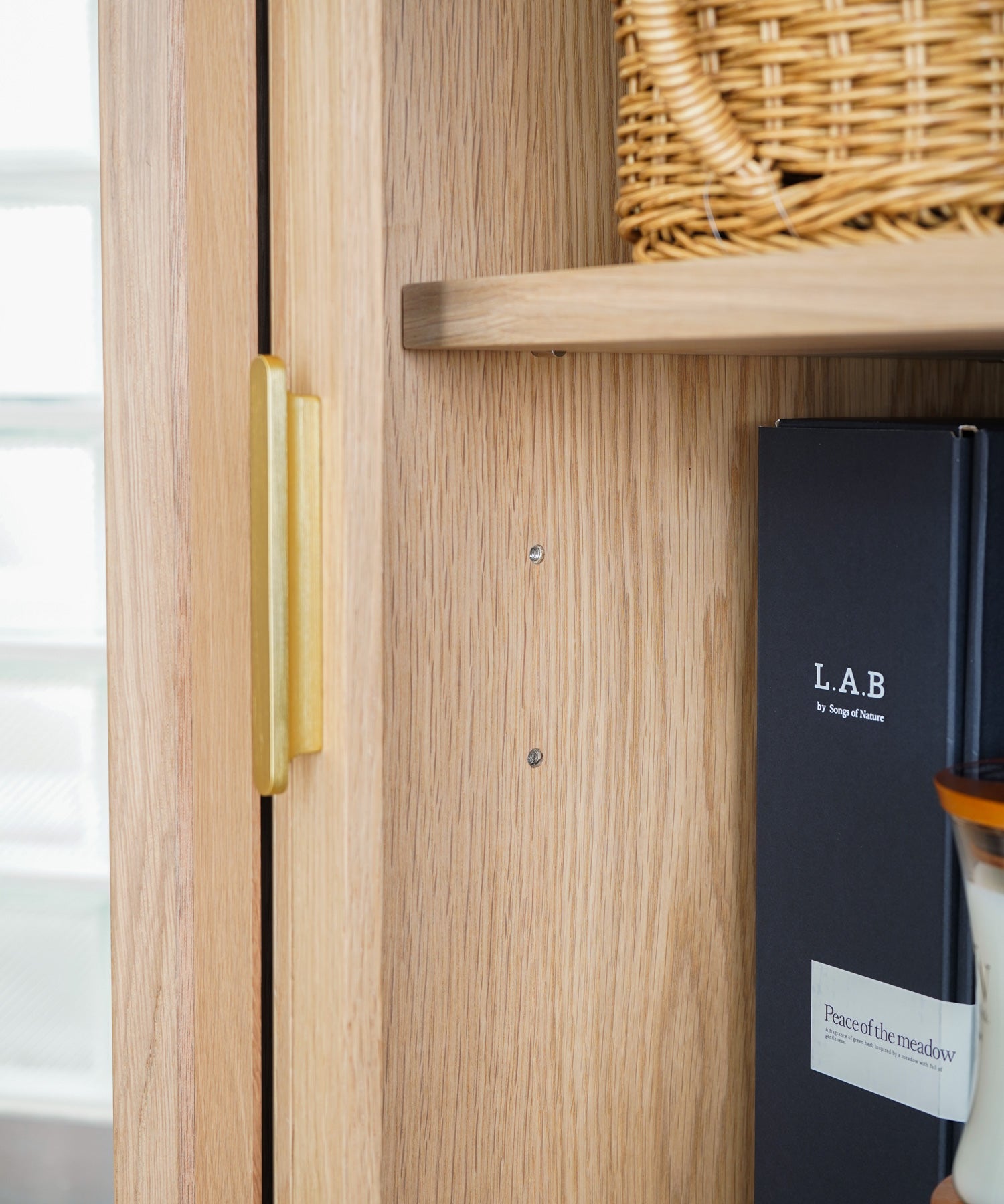 内部の棚板は55mm間隔で調整できます。