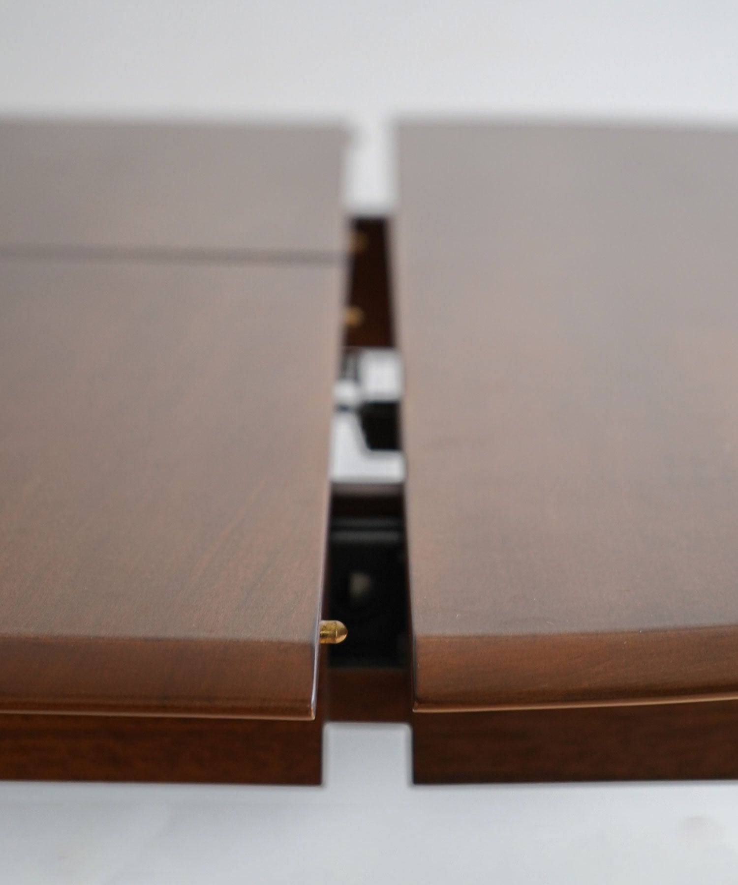 天板同士を留めるダボも真鍮パーツにこだわっています。