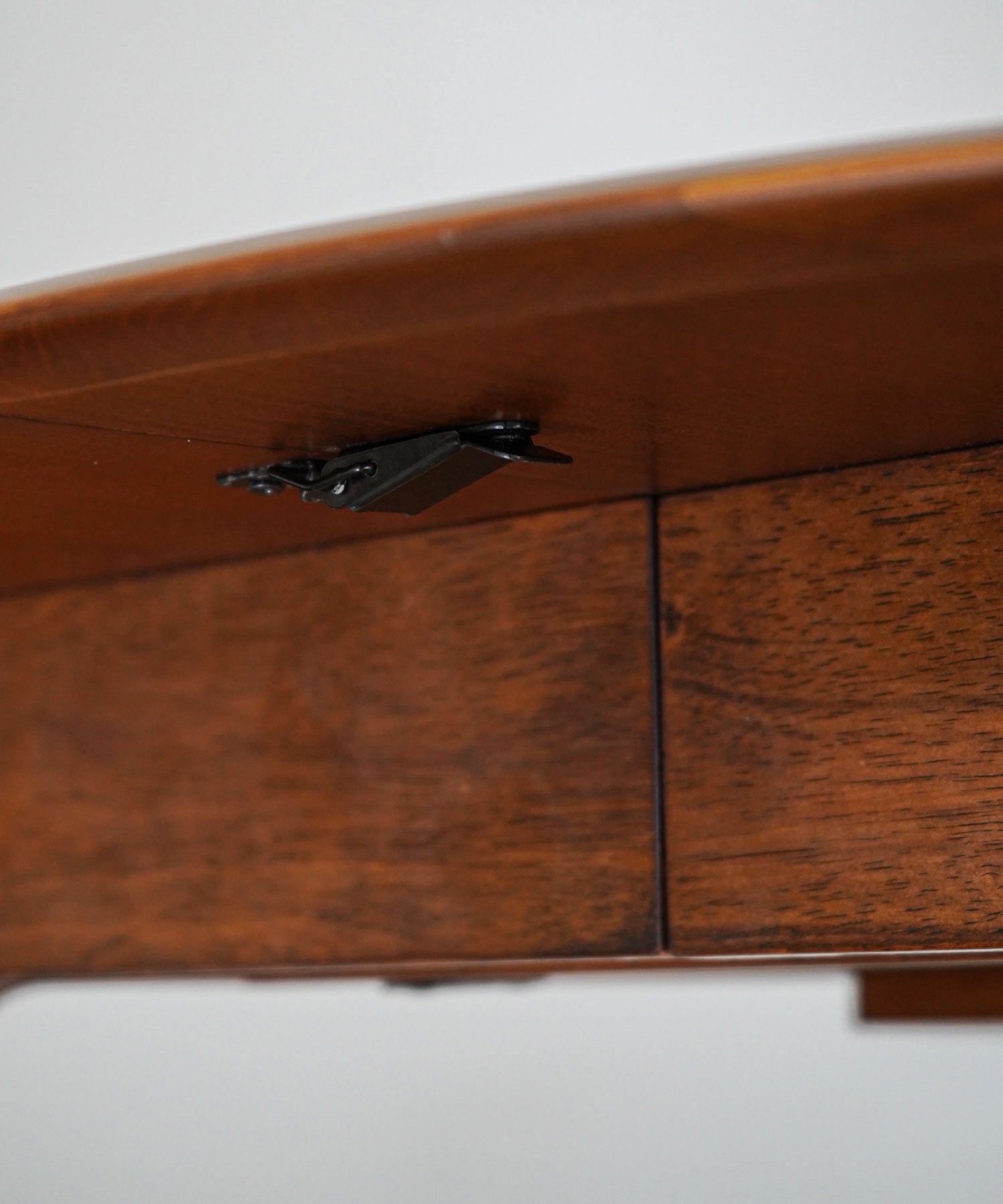 留め金具をつけることで、伸縮した天板をしっかり固定できます。