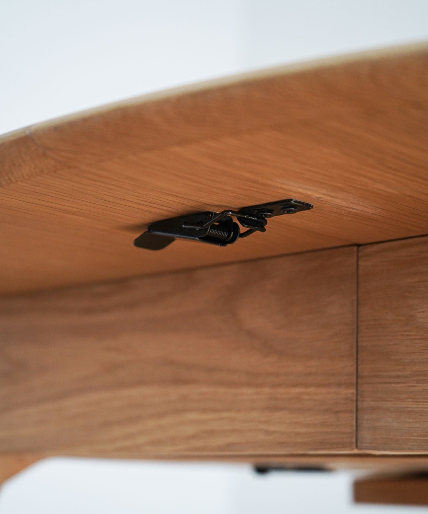 留め金具をつけることで、天板同士をしっかり固定できます。