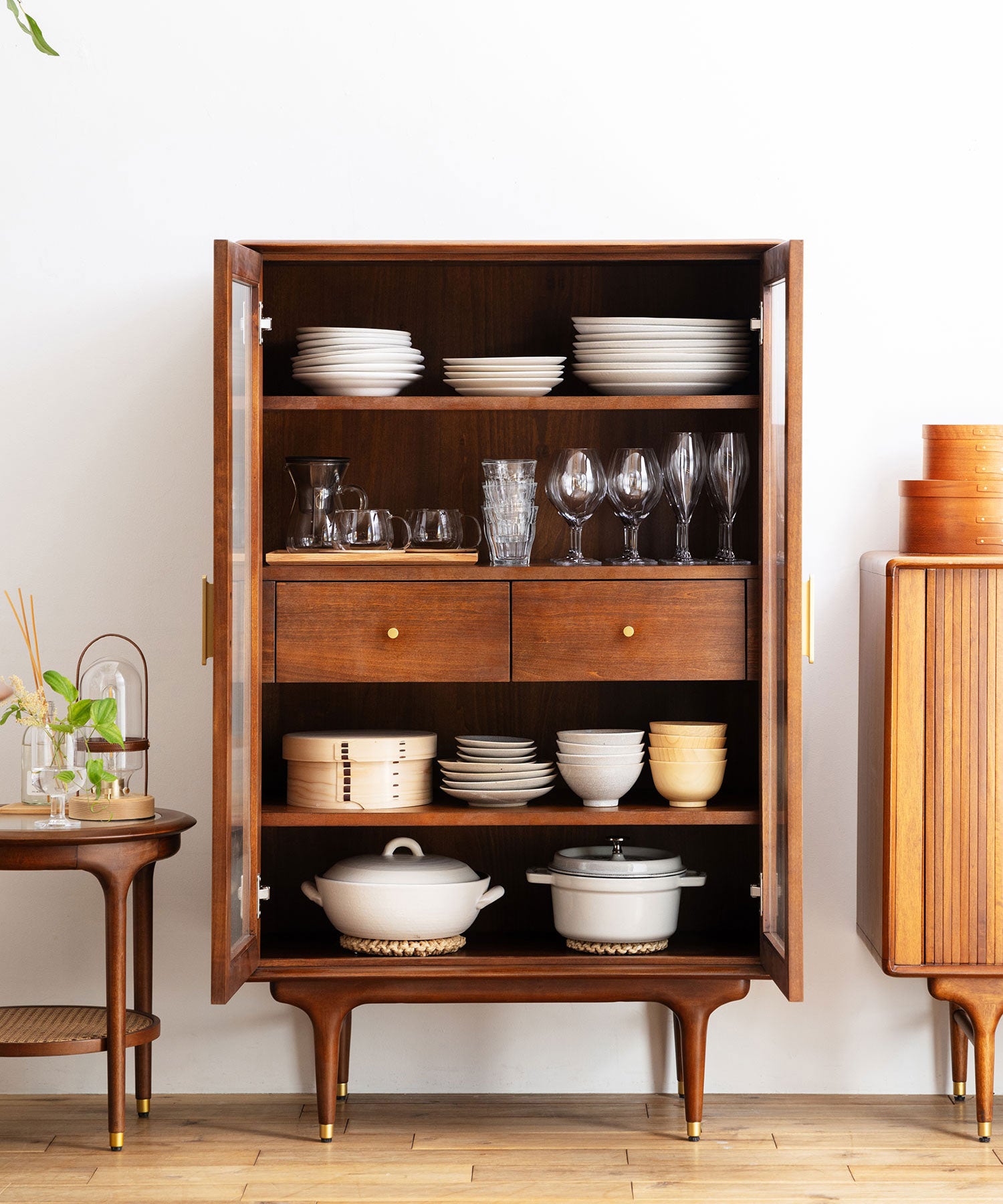 キッチンキャビネットにも使える収納力を備えます。