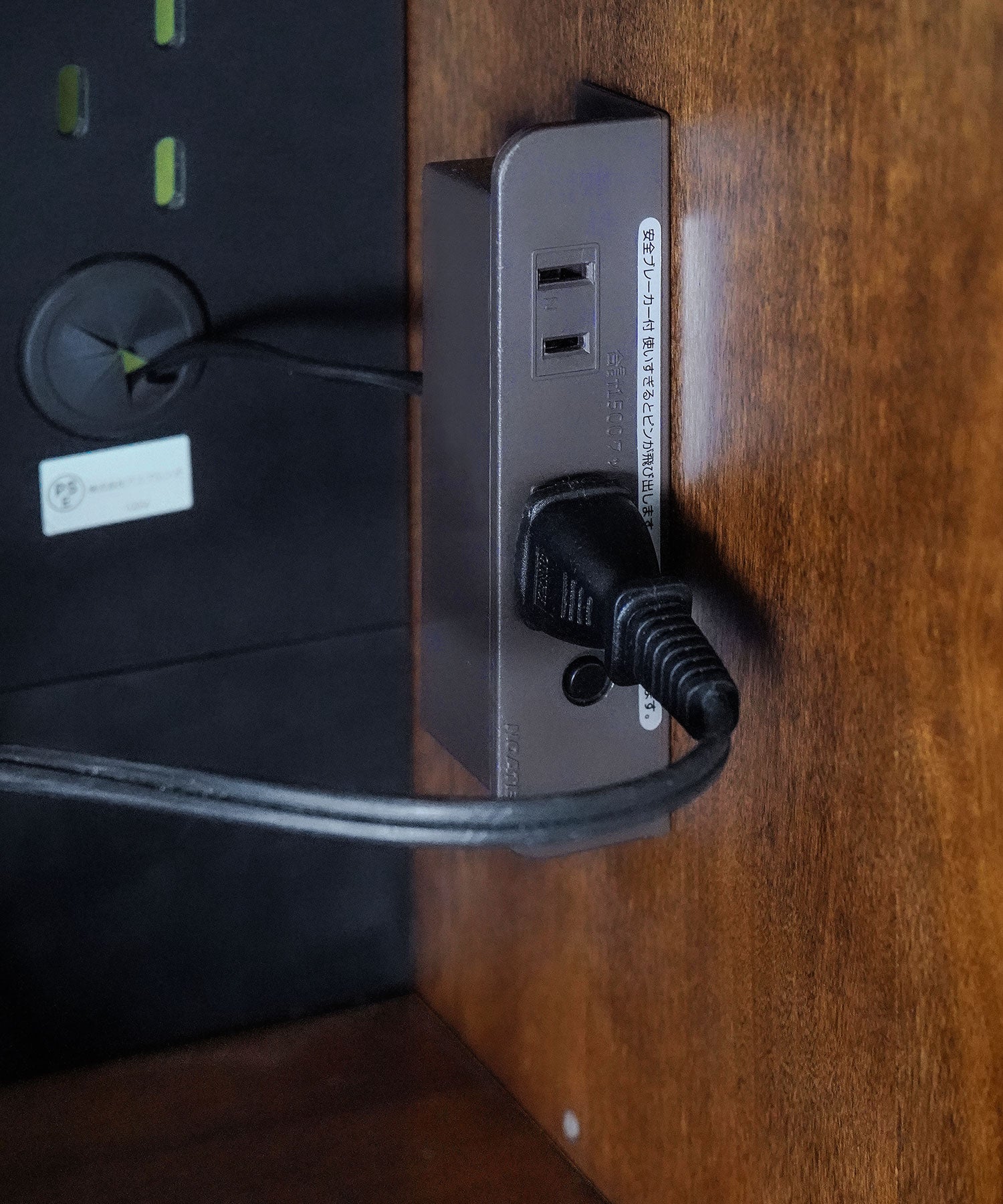 カウンターには電源タップが付属