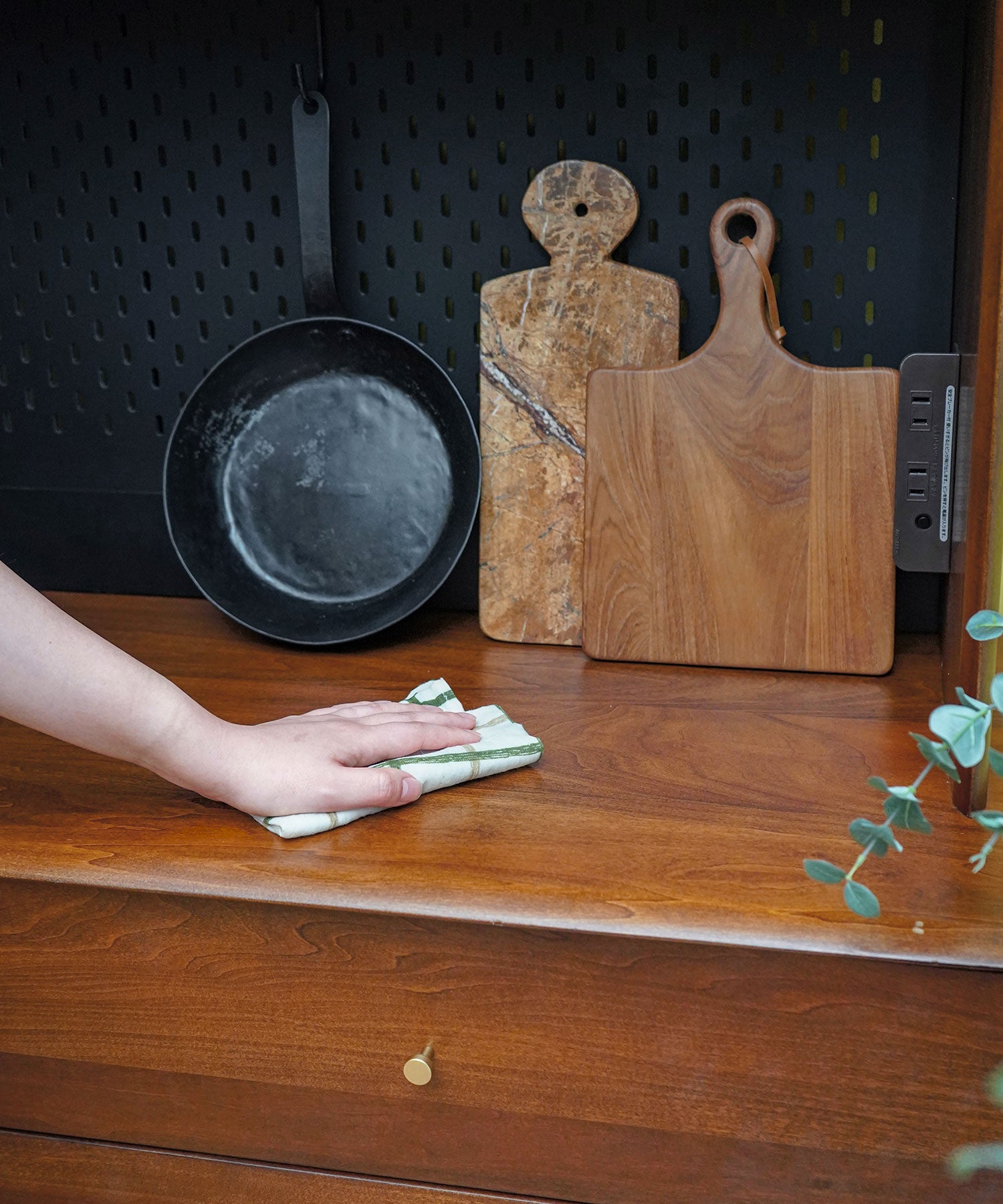 乾拭きもしくは固く絞ったふきんでお手入れしてください