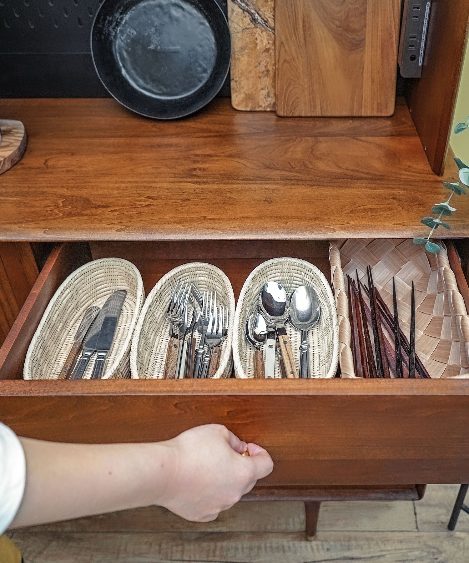 浅い引き出しはカトラリー収納に