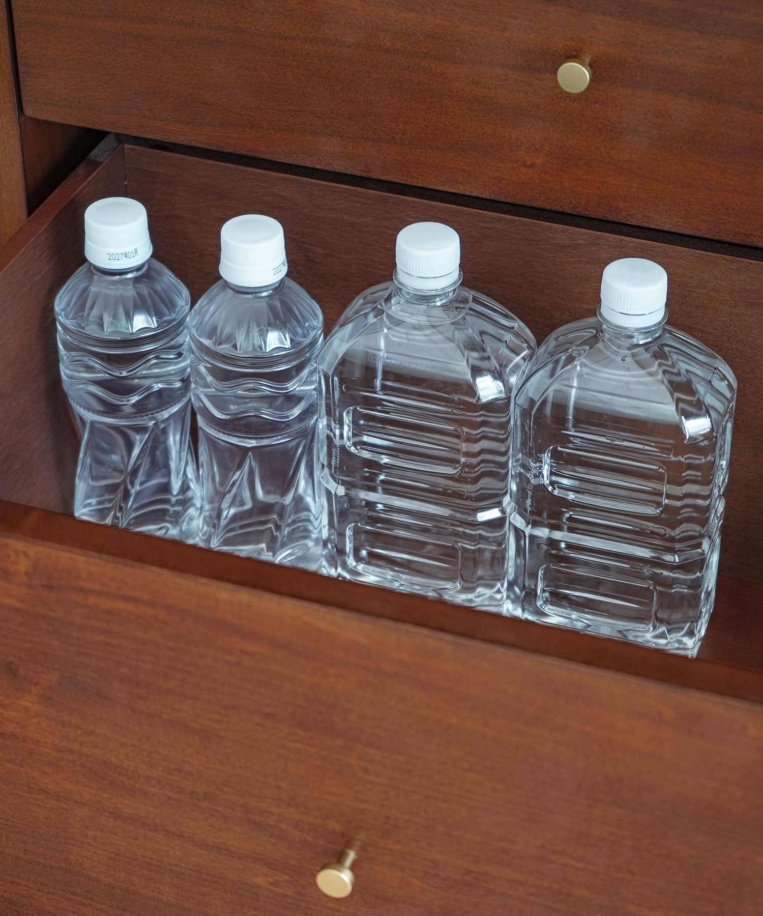 引き出し最下段には500mlサイズの高さのペットボトルが収納可能