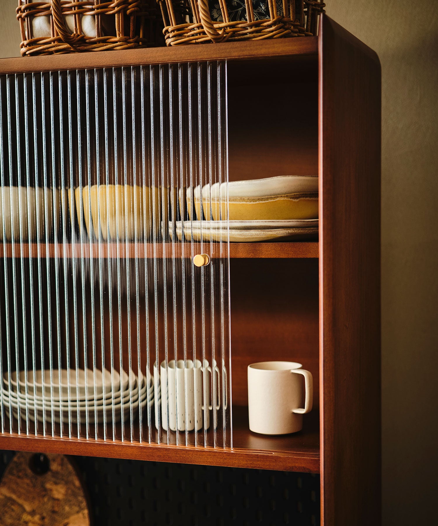 上台の引き戸は波ガラスを使用