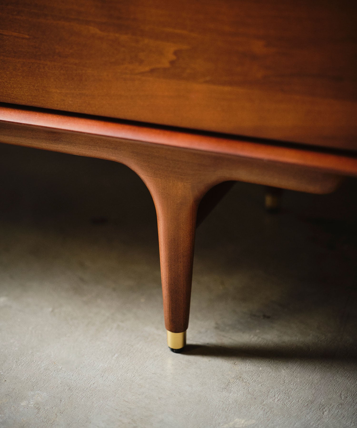 北欧ヴィンテージ調の真鍮色パーツがポイント