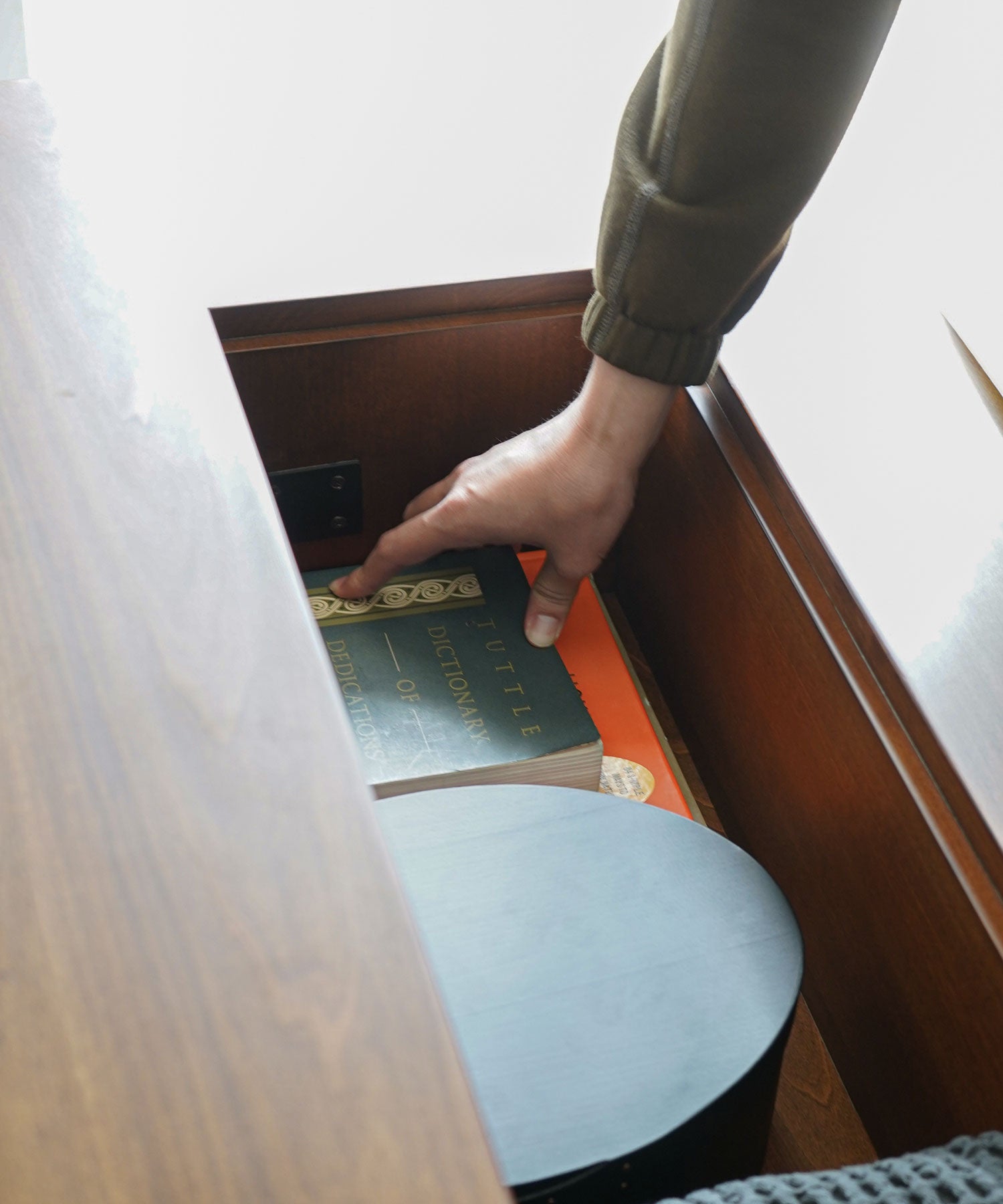 天板下収納サイズ：幅664×奥行き373(mm)