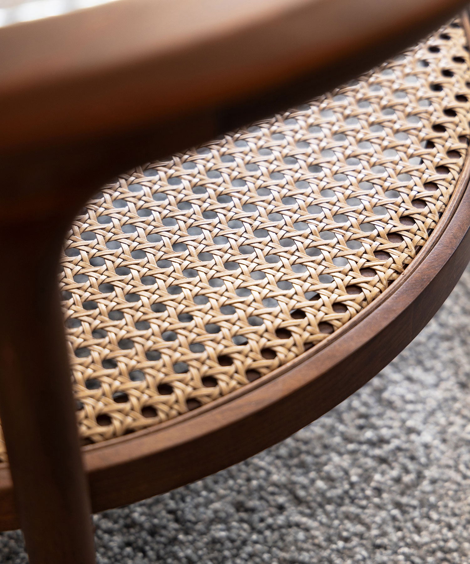 天板下の棚はカゴメ編みのラタン仕様。