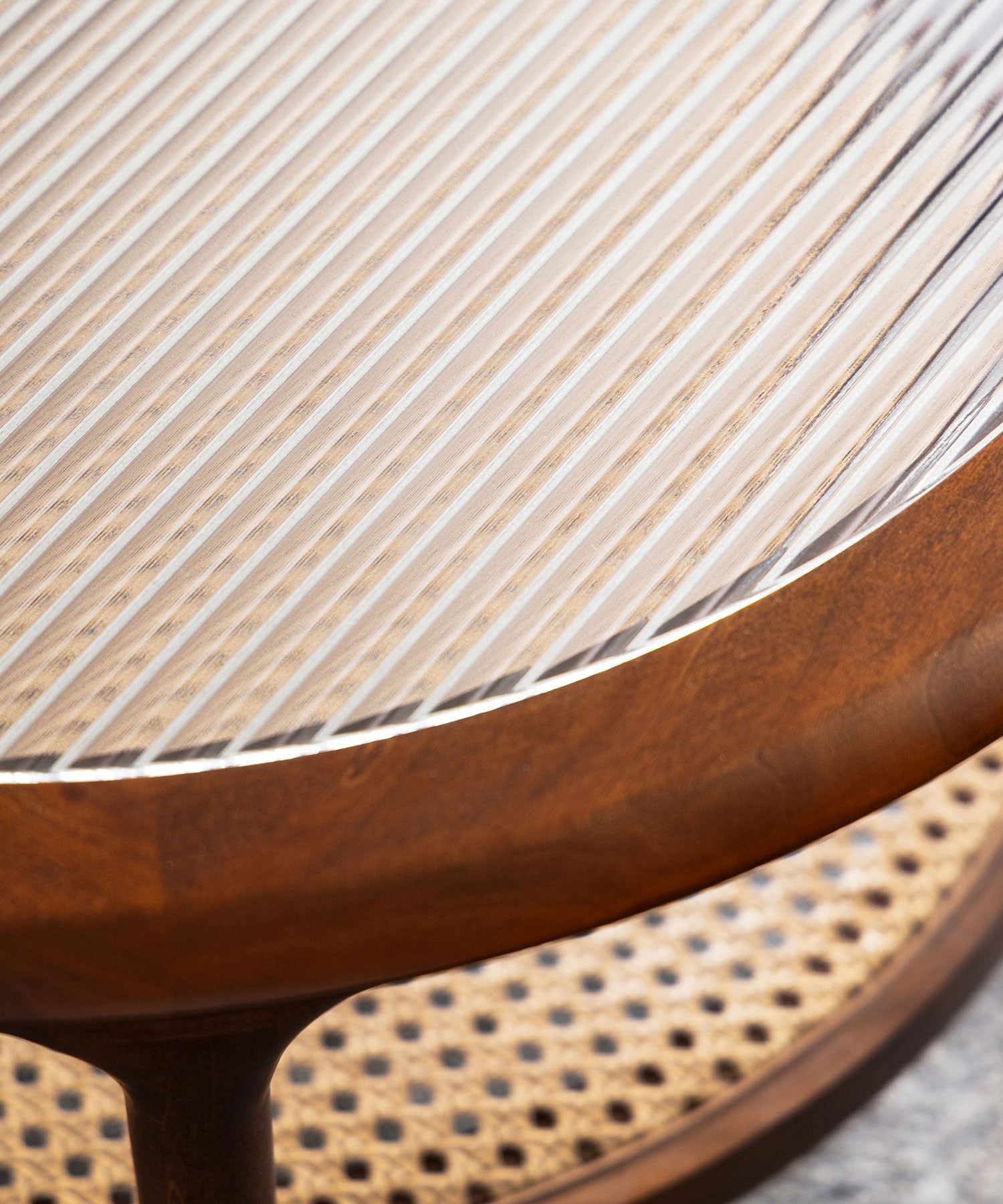 天板にはレトロな印象の波ガラスをはめています。