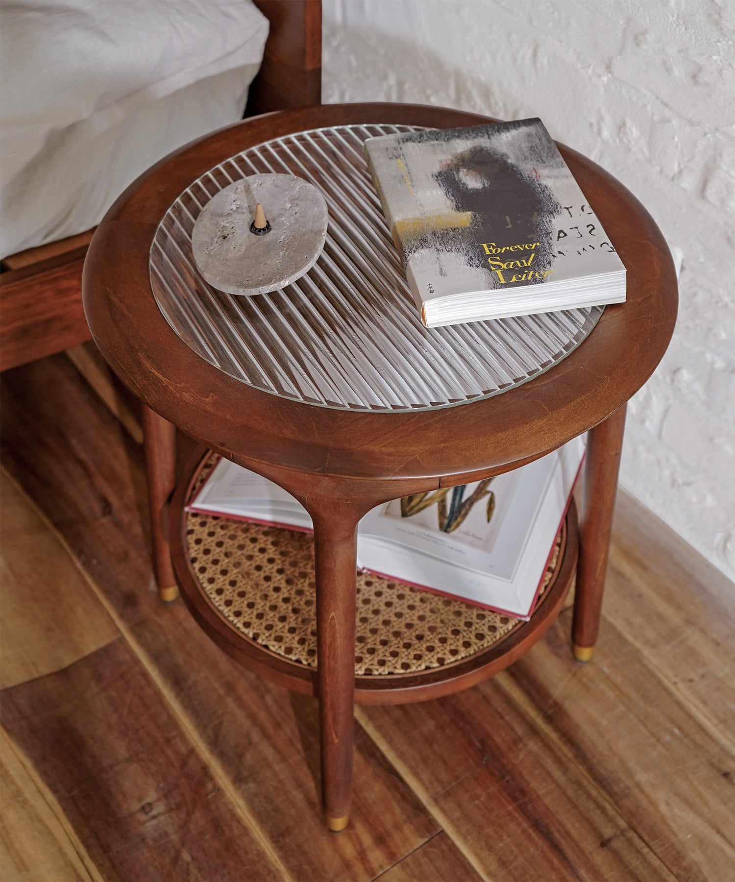 波ガラスとラタンの軽やかな組み合わせ。