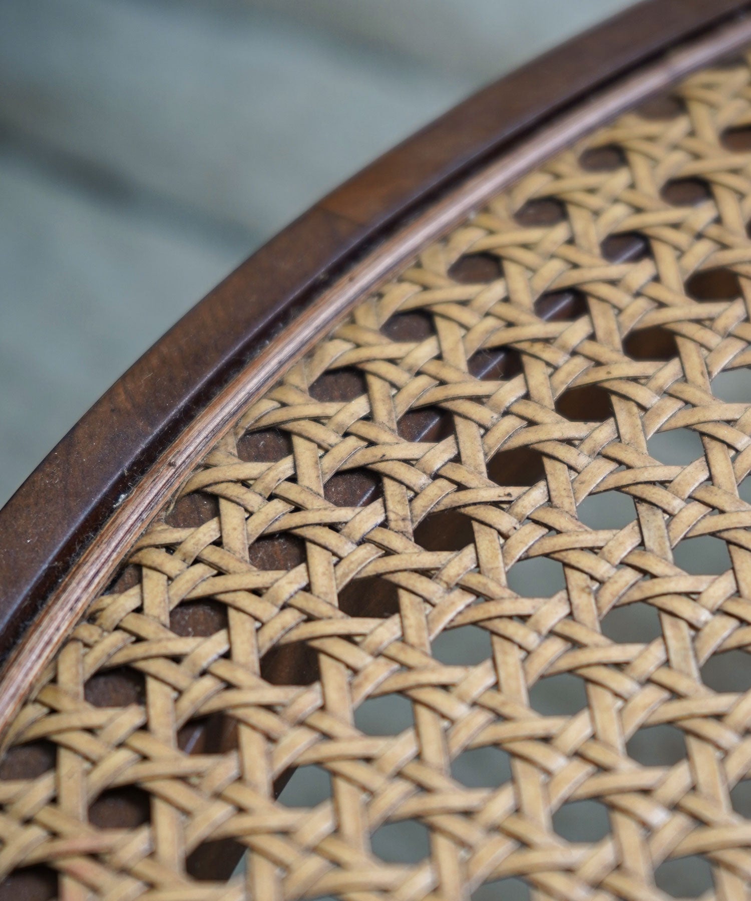 ラタン部分にはエイジング加工が施されています。