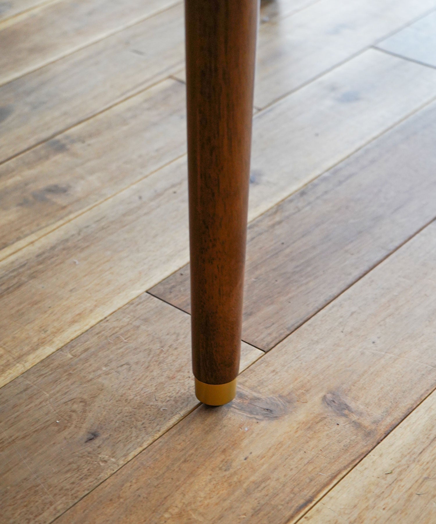 脚先には真鍮色パーツを付けてデザインのアクセントに。さらに先端にはアジャスター付き。