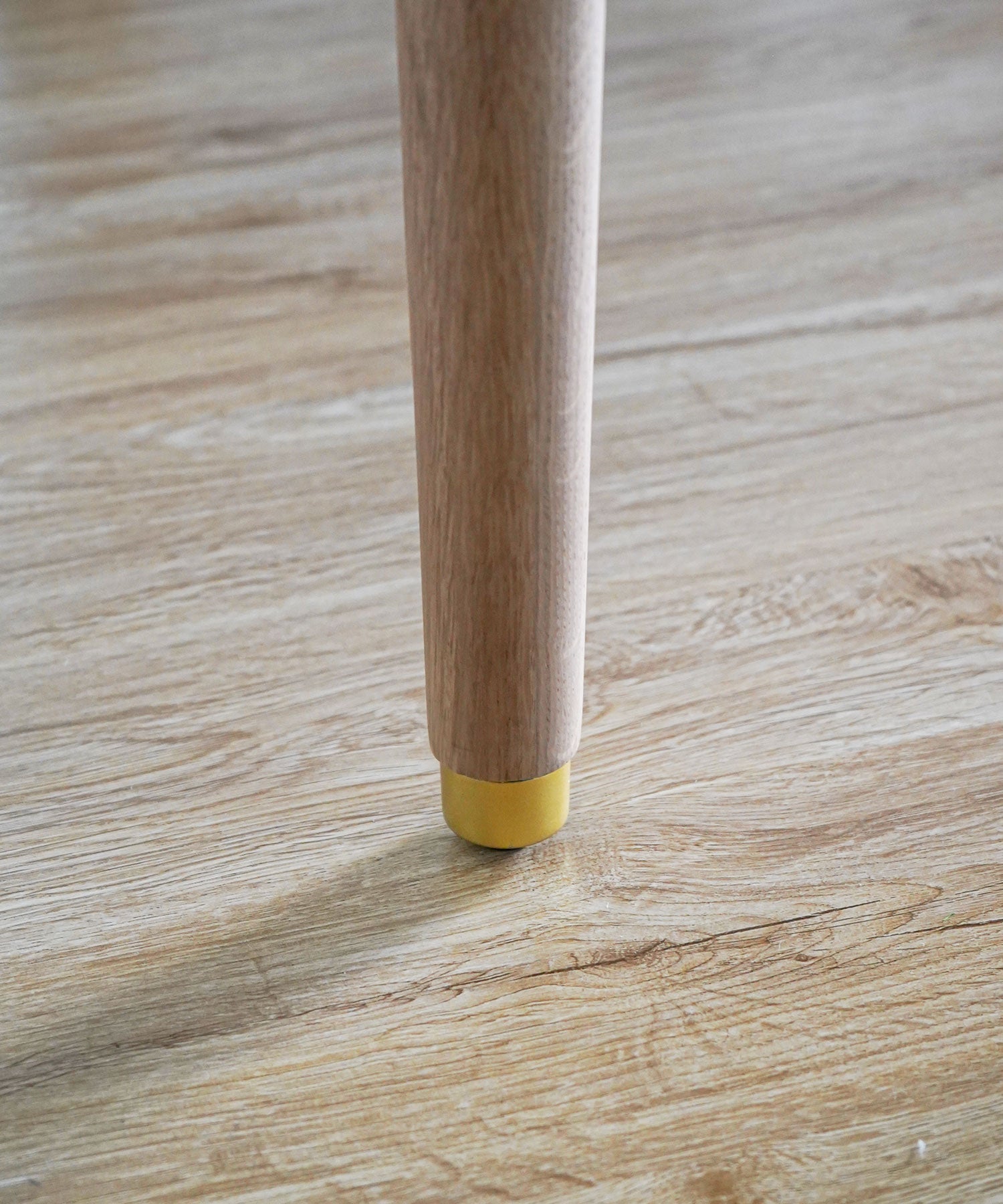 脚先には真鍮色パーツを付けてデザインのアクセントに。さらに先端にはアジャスター付き。