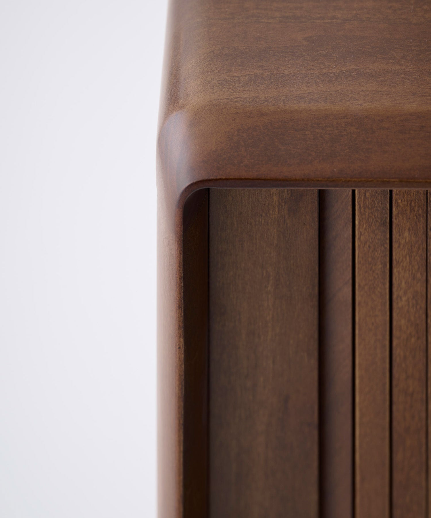 木目の美しいポプラ材を使用しています。