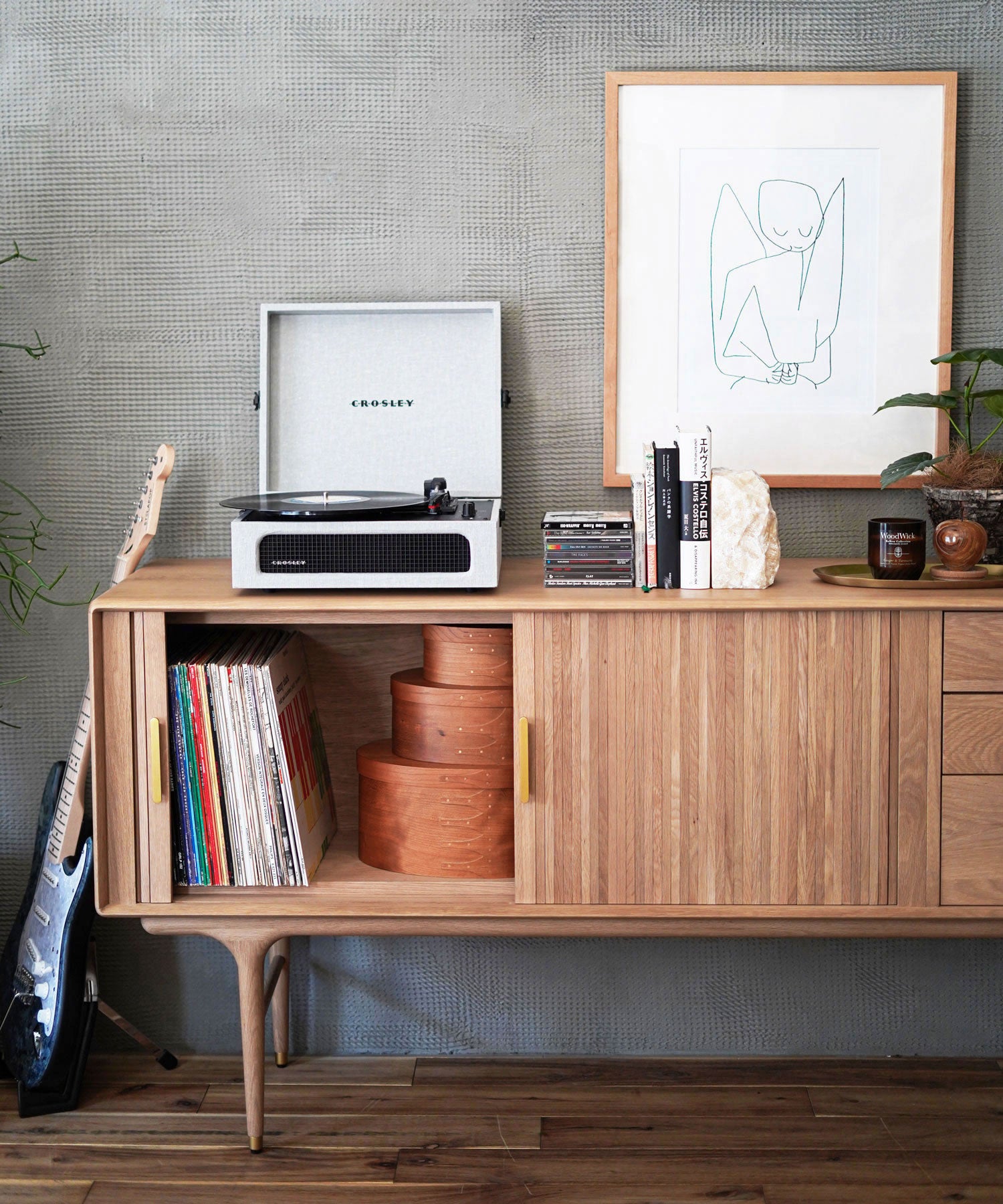 棚板を外せば、レコードなど高さのあるものも収納できます。