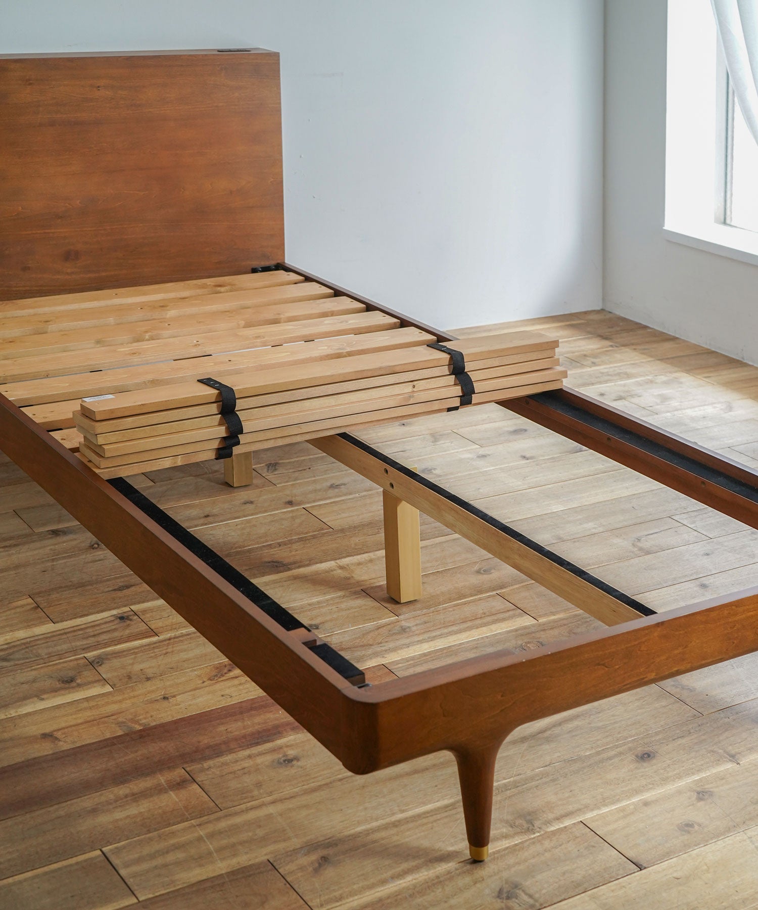 フレーム中央を縦方向に補強することで耐久性を確保しています。