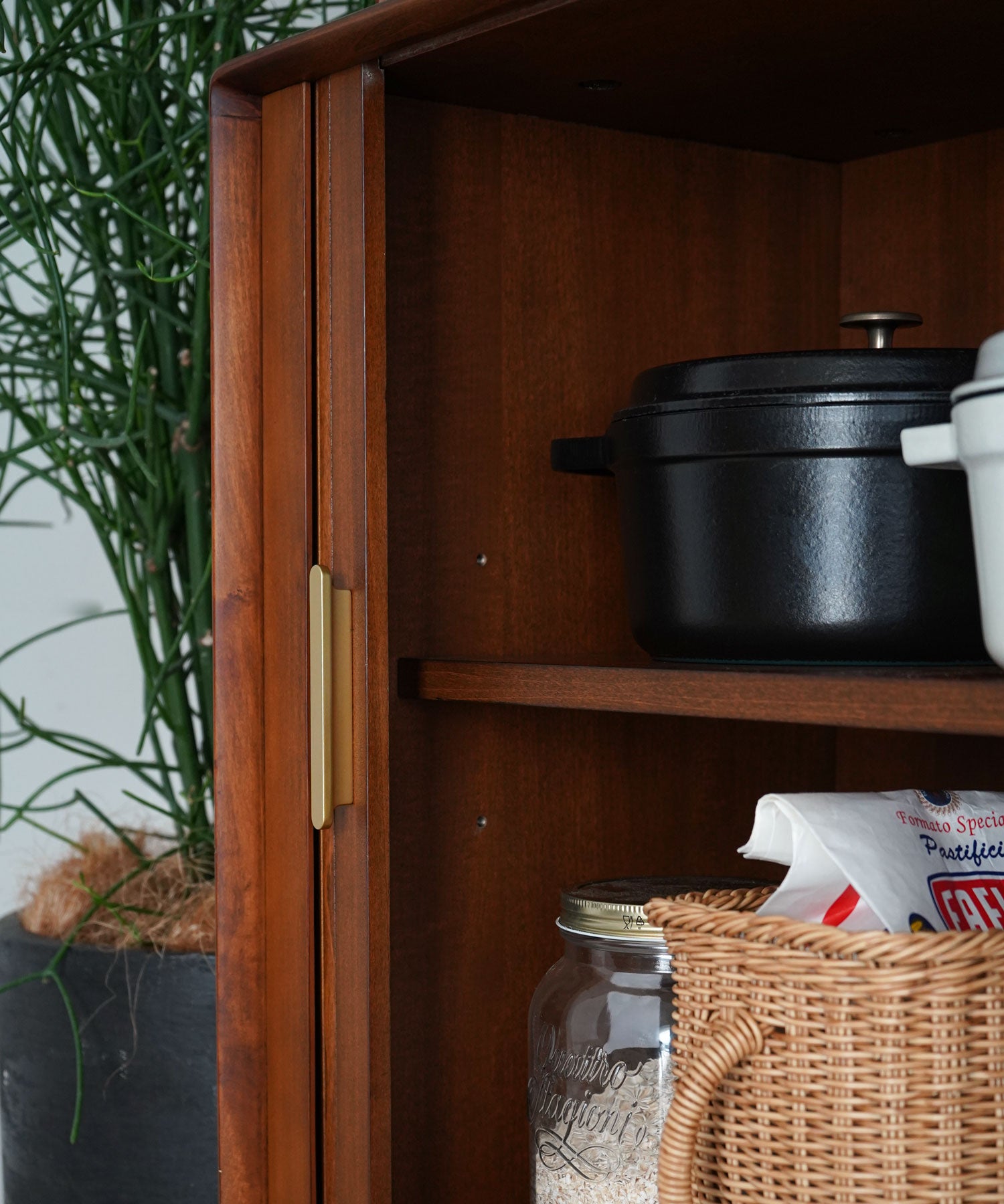 巻戸の中の棚板は3段階で高さを変えられます。