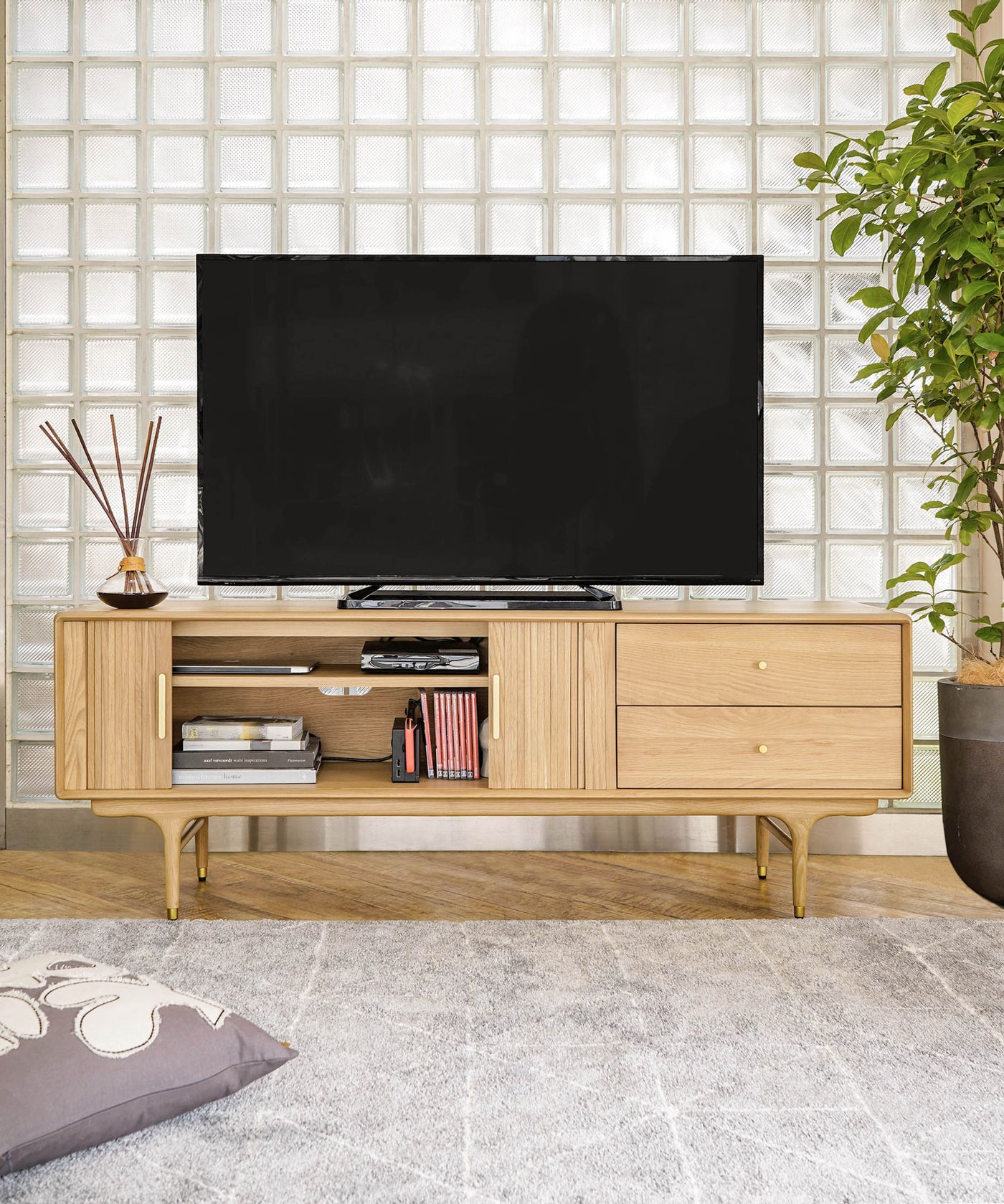 JULIE TV BOARD 1600 WHITE OAK