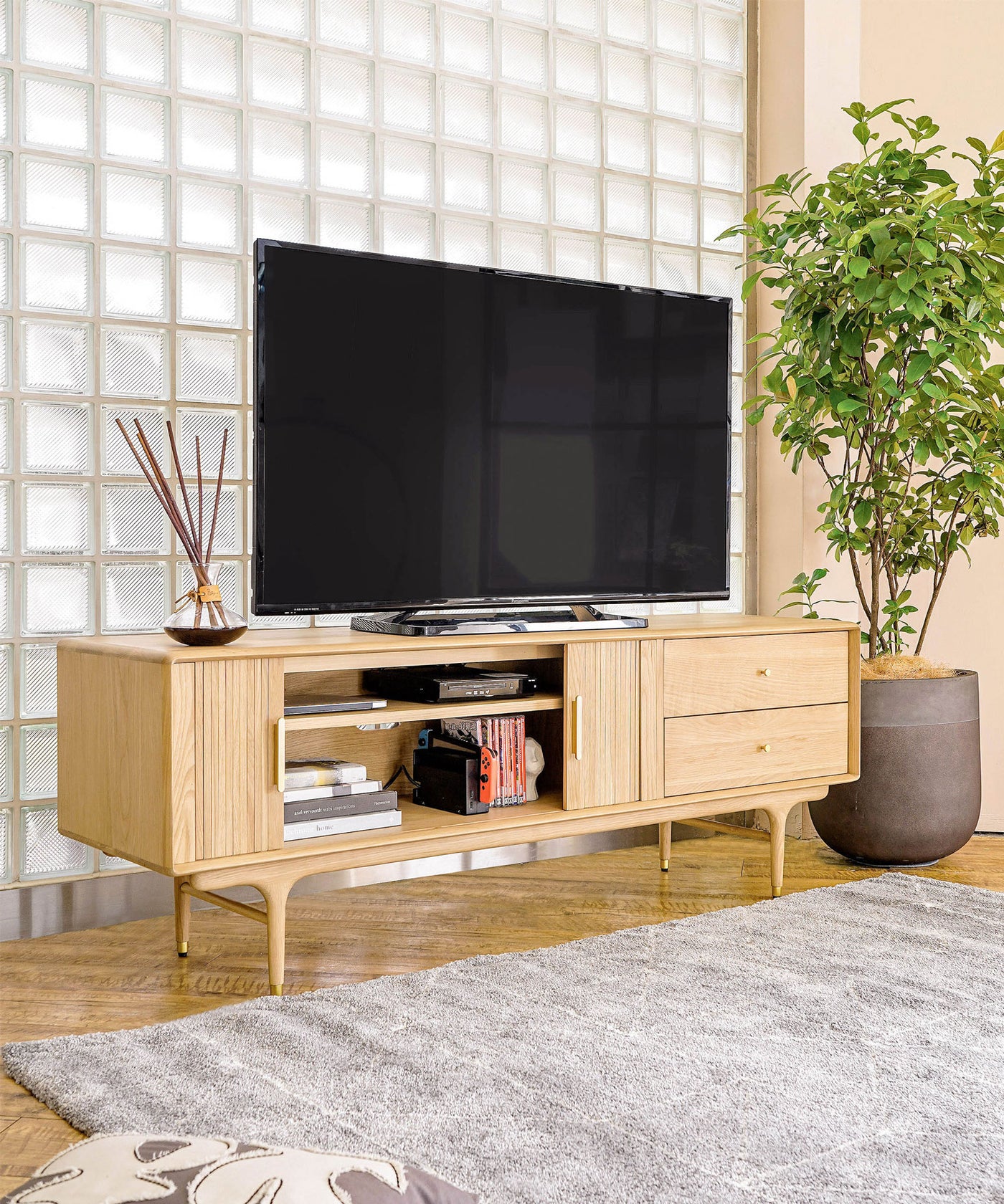 JULIE TV BOARD 1600 WHITE OAK