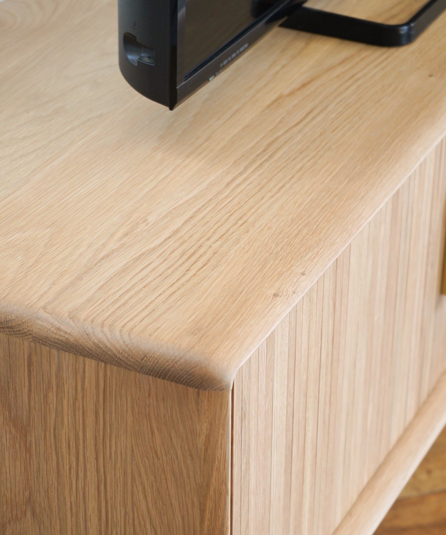 木目の美しいホワイトオーク材を使用。