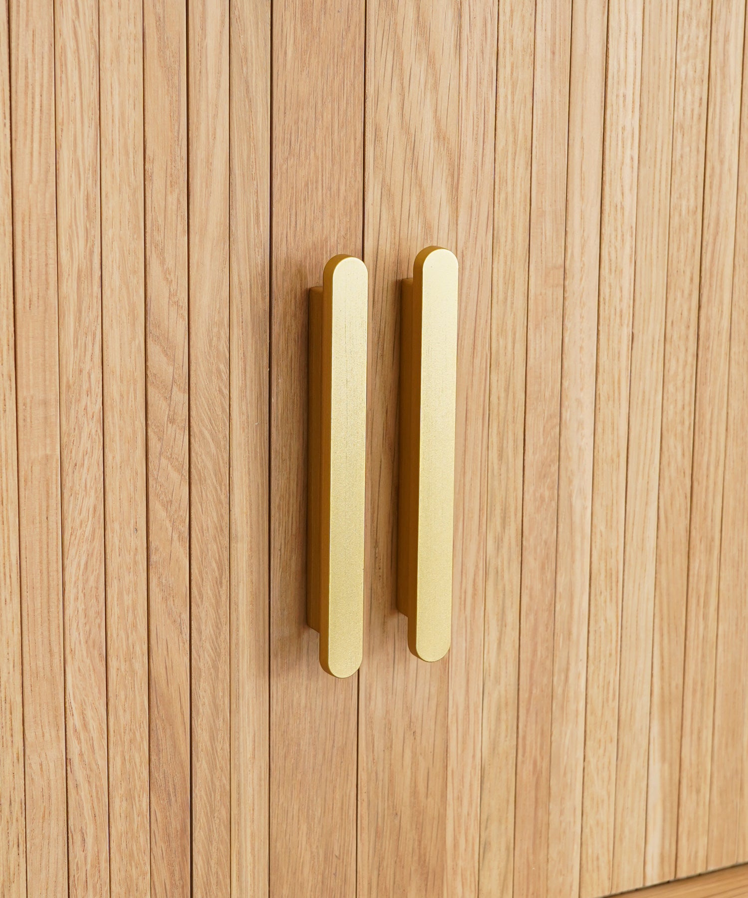 真鍮色の取っ手がアクセント。