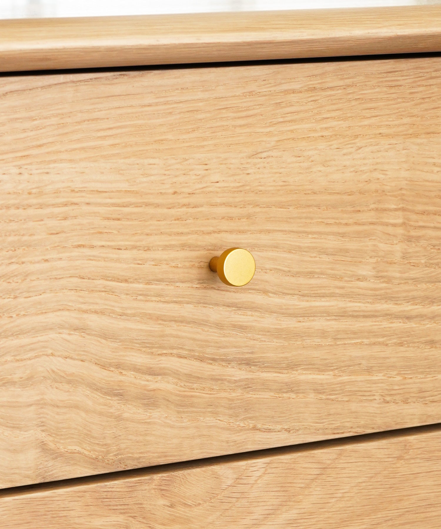 引き出しの取っ手も真鍮色の金具です。