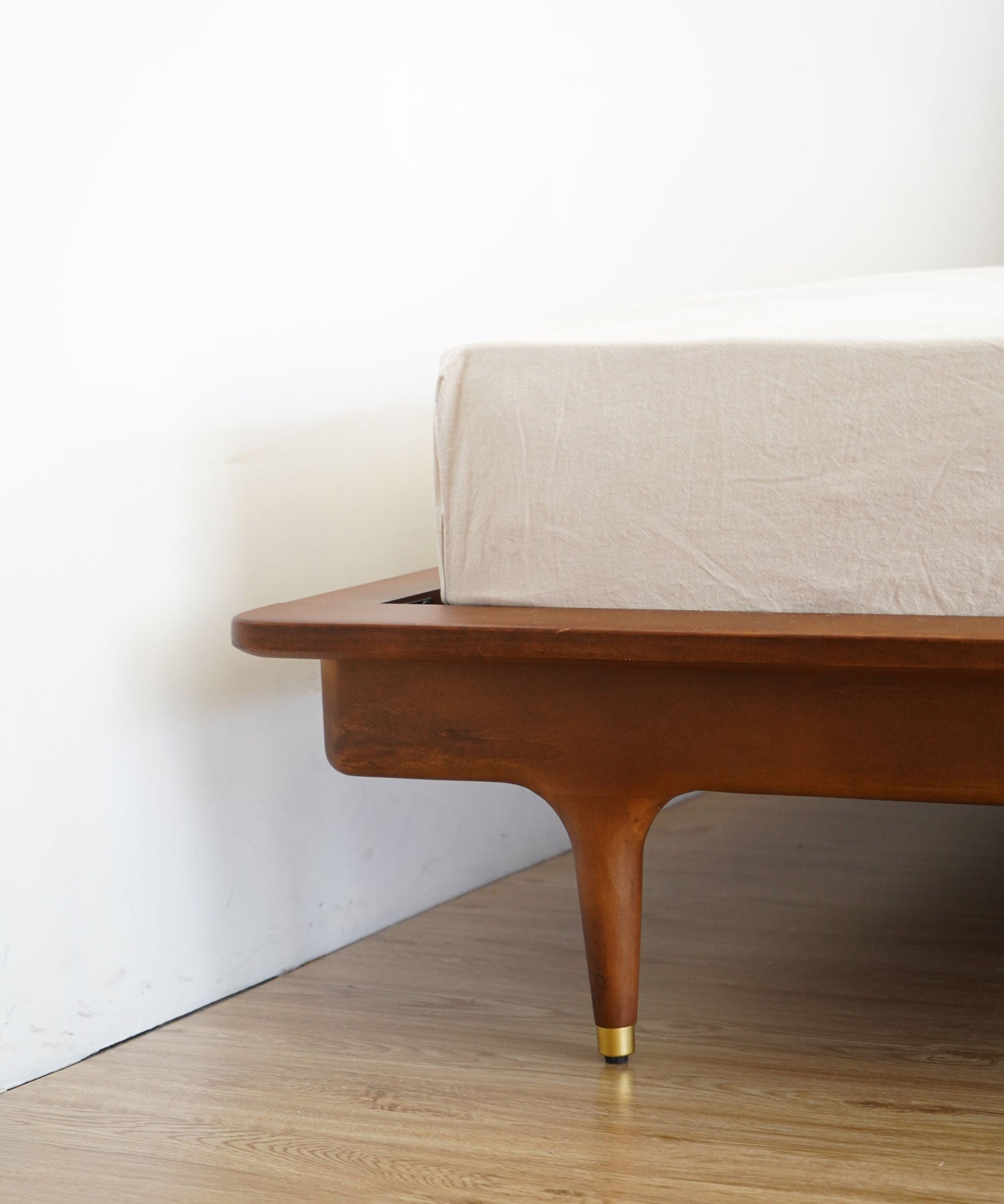 ベッド下の高さは18.4cm。薄型のボックスやカゴを収納できるほか、お掃除ロボットも通れます。