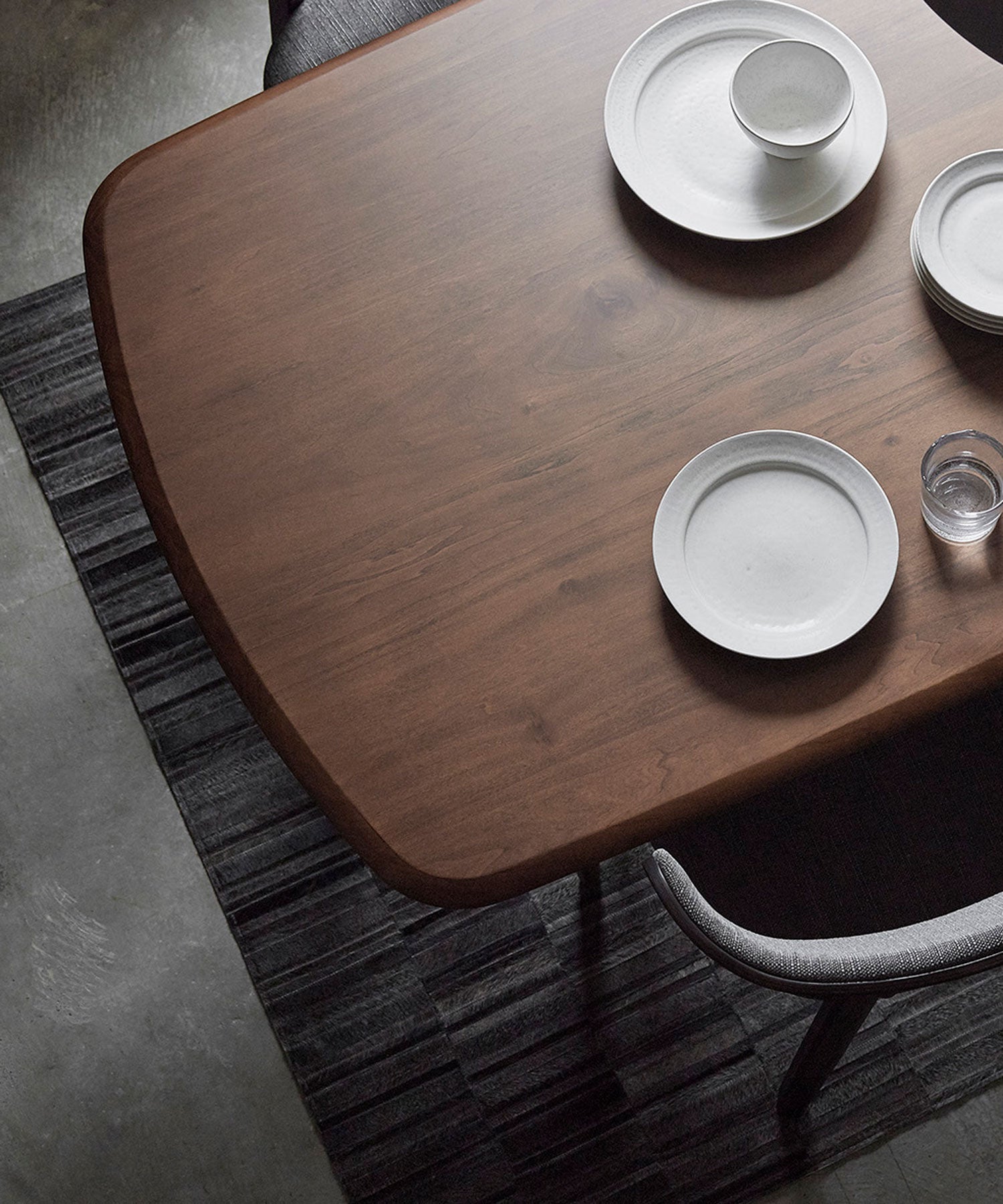 エッジ部分も角を落とし、曲線美を引き立てる仕上がりです。