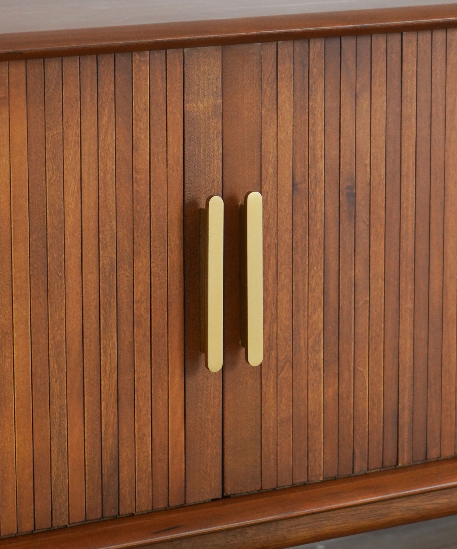 真鍮色の取っ手がアクセント。