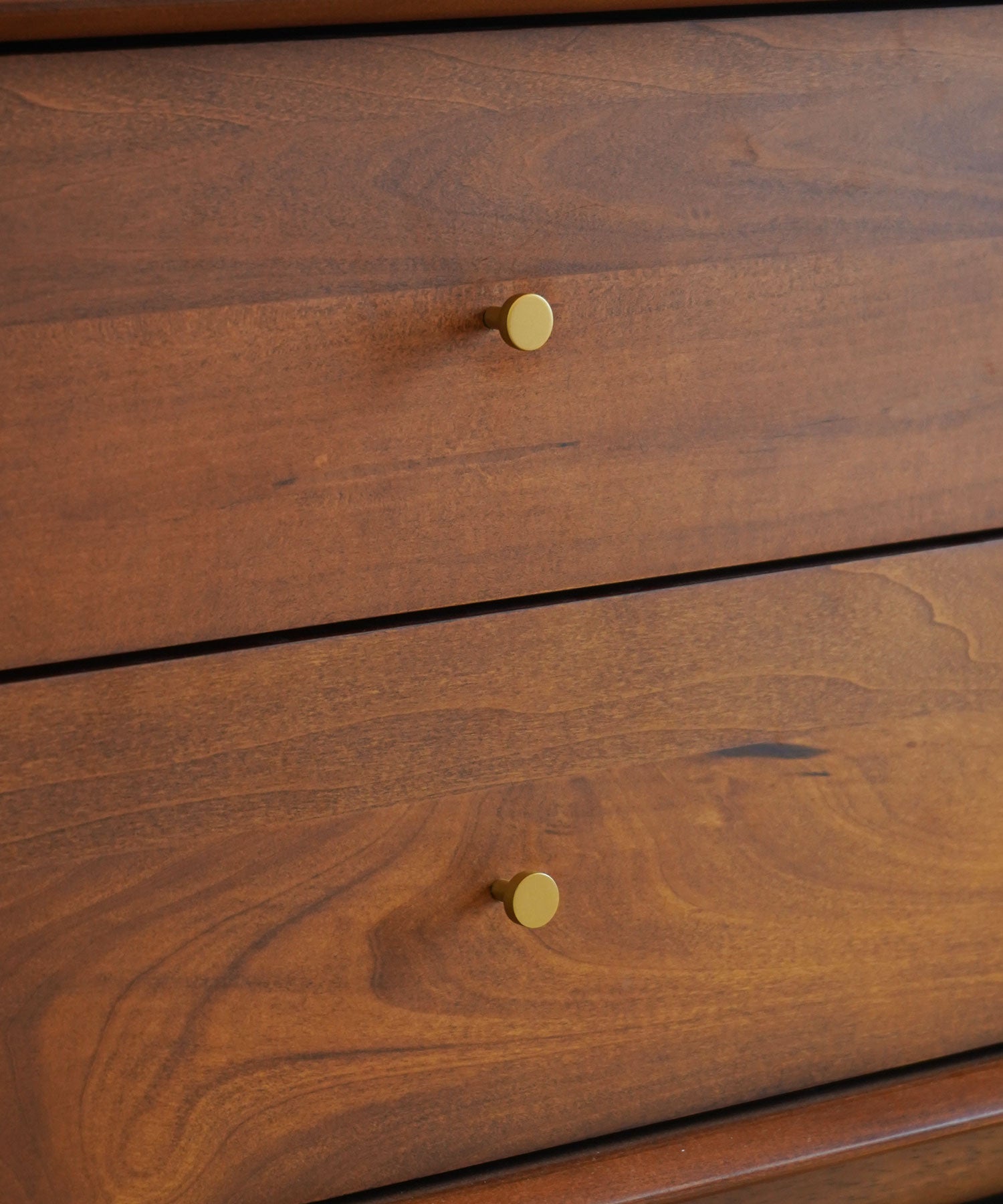 引き出しの取っ手も真鍮色の金具です。