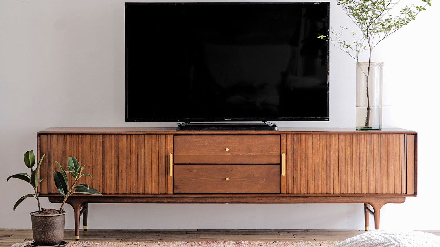 デザイン＆素材で選ぶリビングの顔、テレビボード – TIMELESS COMFORT