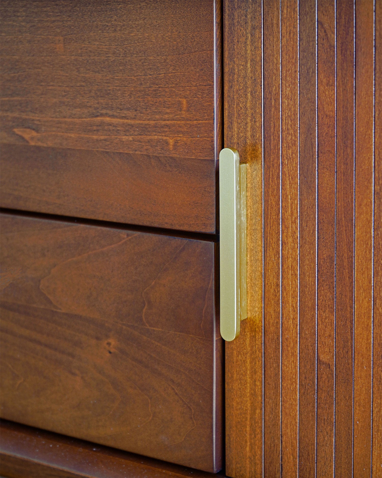 真鍮色の取っ手がアクセント。