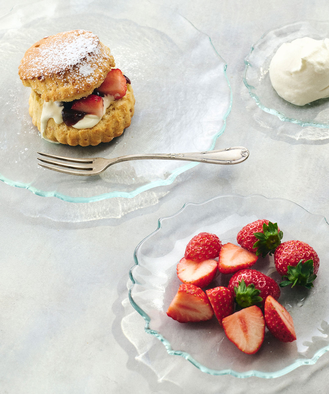 アイスクイーンプレート - 波打つフォルムが美しい手作りガラス