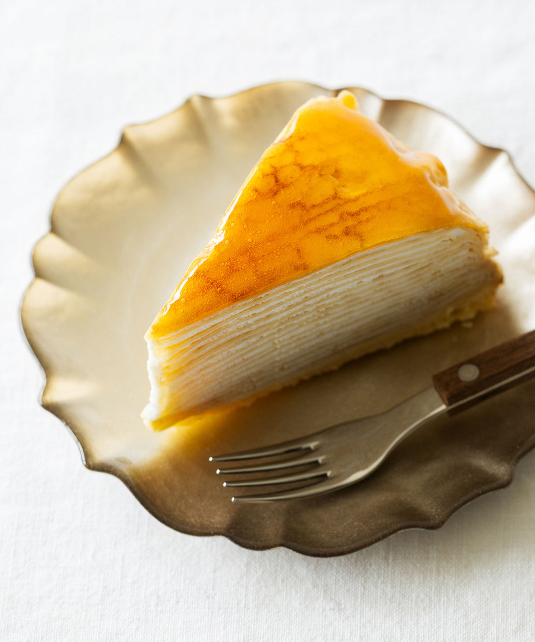 アイスクイーンプレート - 波打つフォルムが美しい手作りガラス