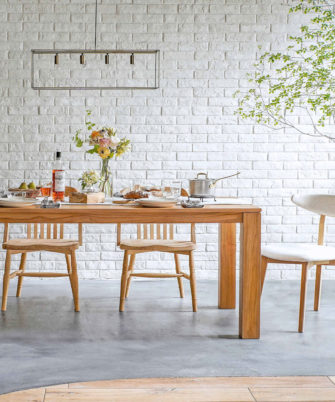 タイムレスコンフォート　ダイニングテーブル　新品に近い　ダリールズ¥235000 dareels（ダリーズ）GILI DINING TABLE 140 ｜フローティング調