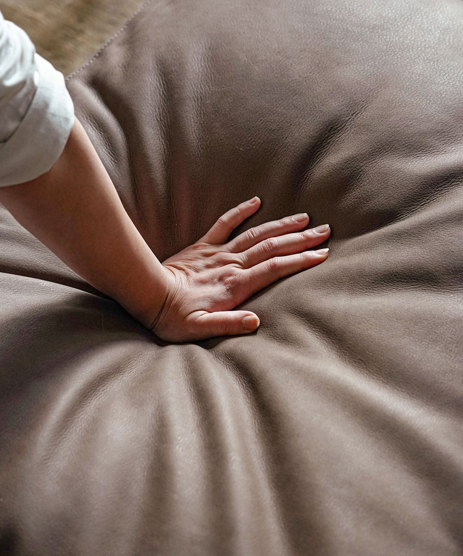 柔らかでシルクのような肌触りのレザーと、最新のウレタンフォームが座る人をゆったりと支えます。