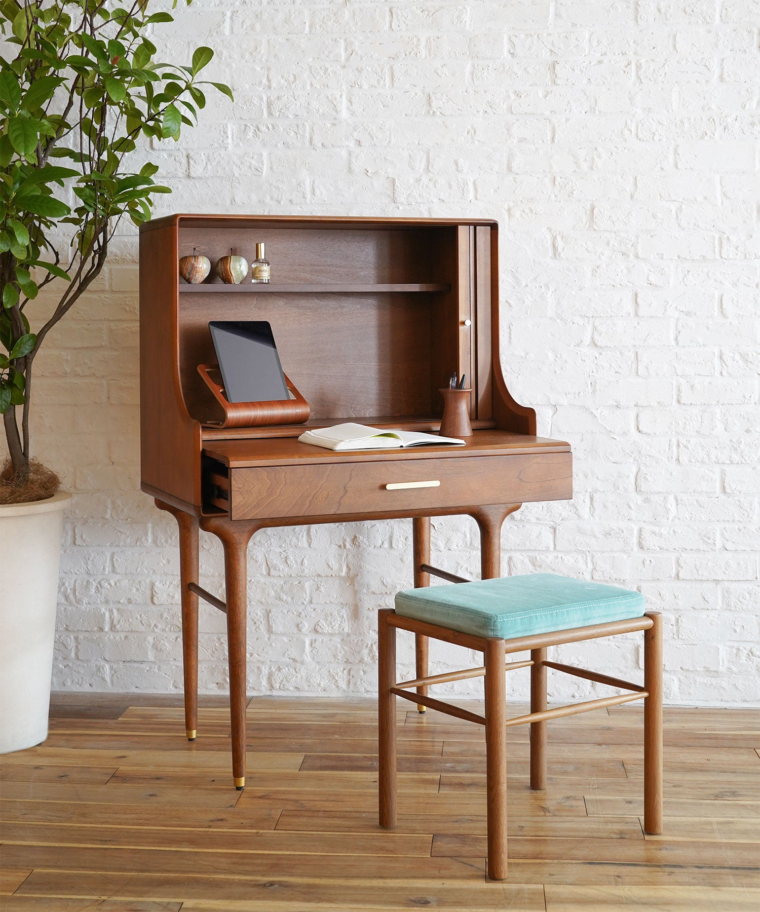 鏡を外して、ワークデスクとしても使えます。