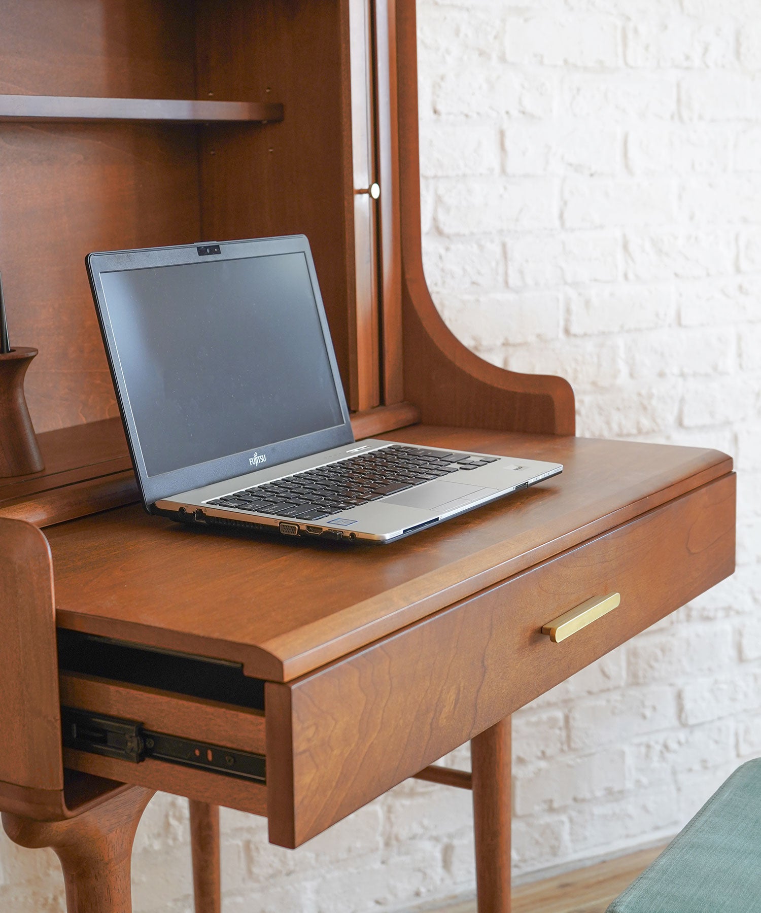 天板は、ノートPCを1台置いても余裕のあるサイズです。