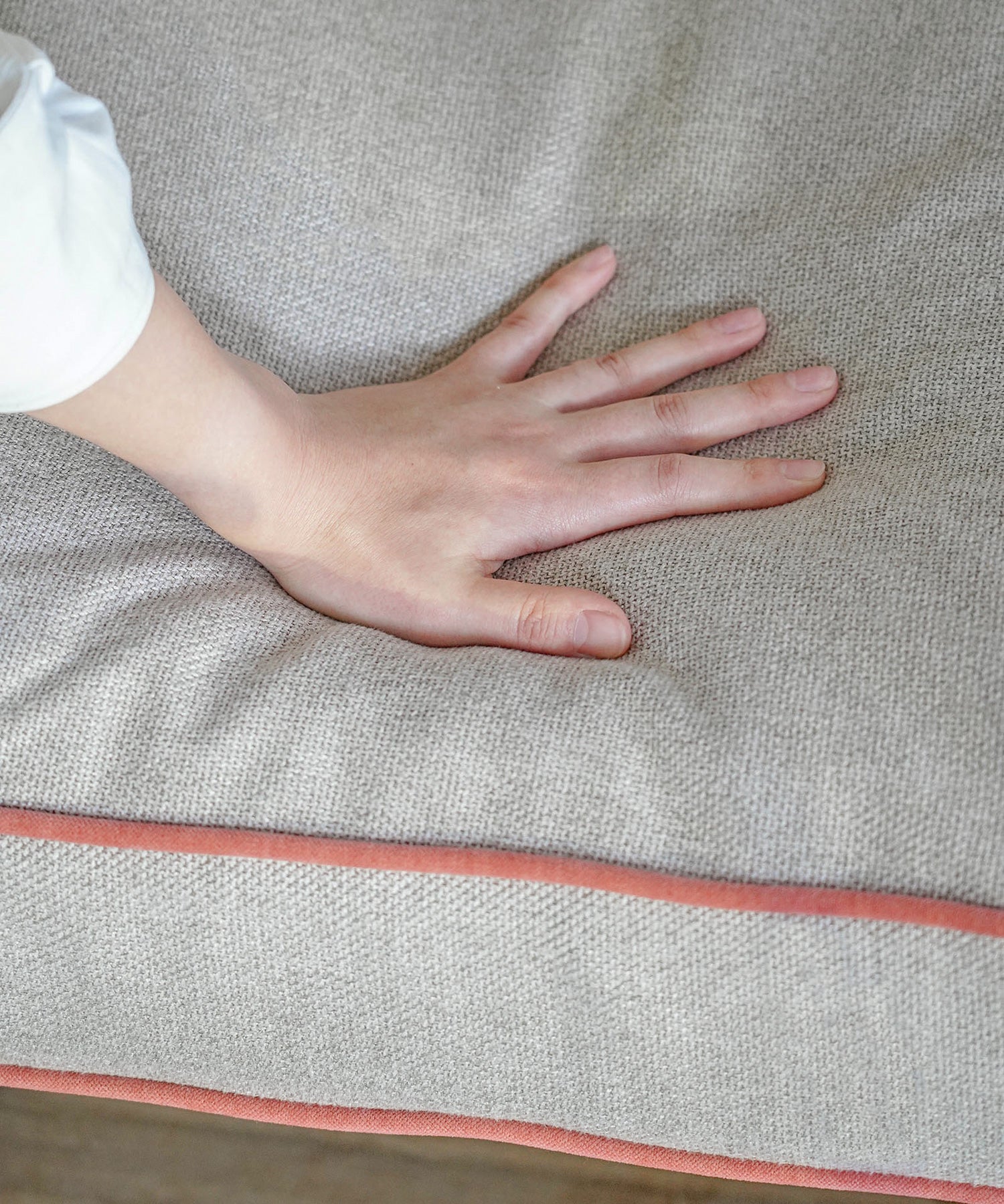 座クッションはフェザー＋ウレタン2層の3層構造で座りごこちも快適。